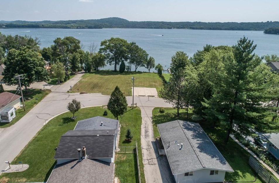 3351 Lake Dr, Hartford, WI 53027-8606