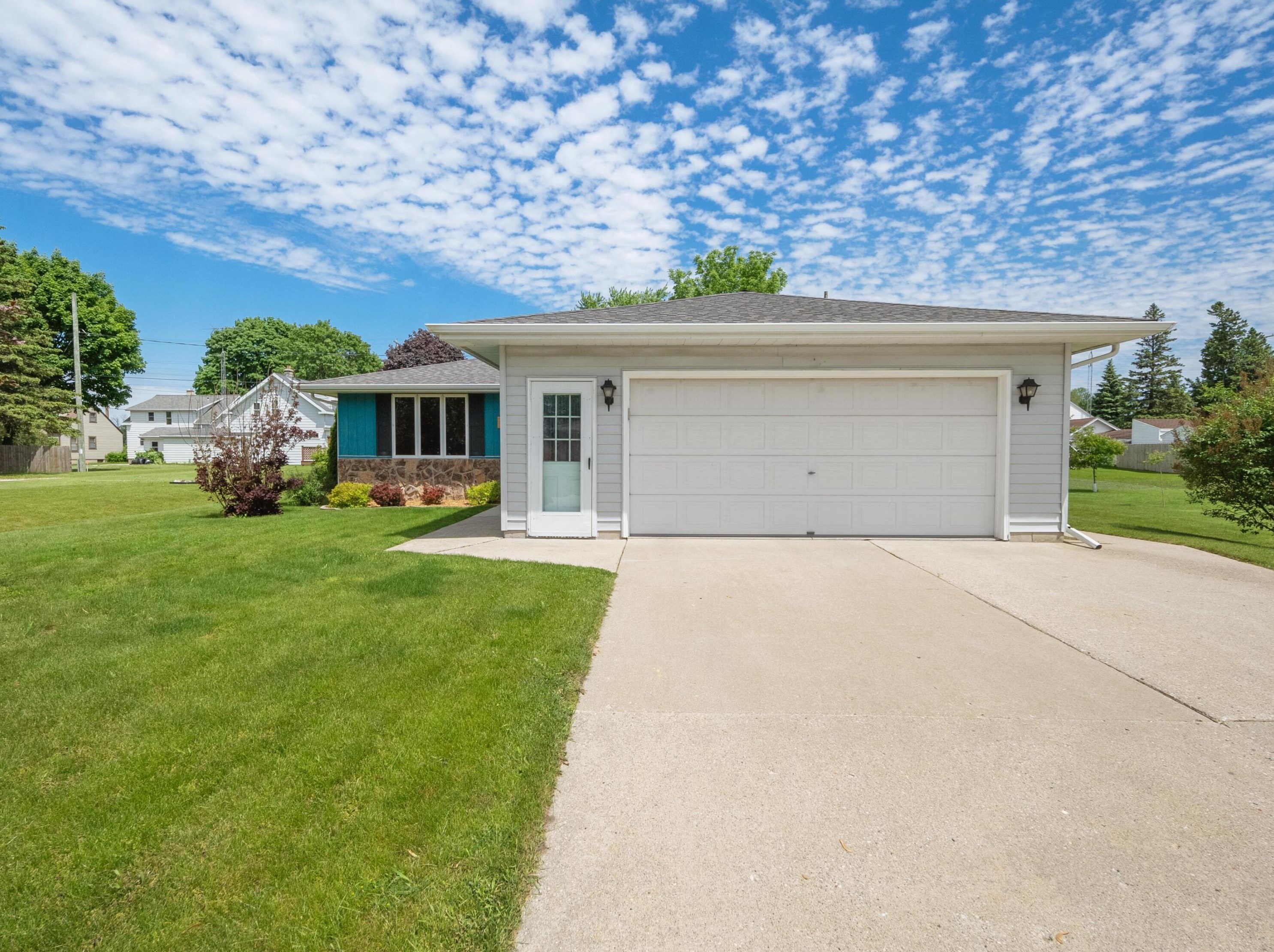 1017 N 43rd St, Manitowoc, WI 54220