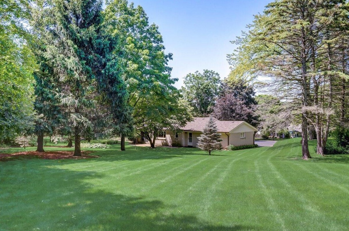 950 Simon Dr, Brookfield, WI 53005