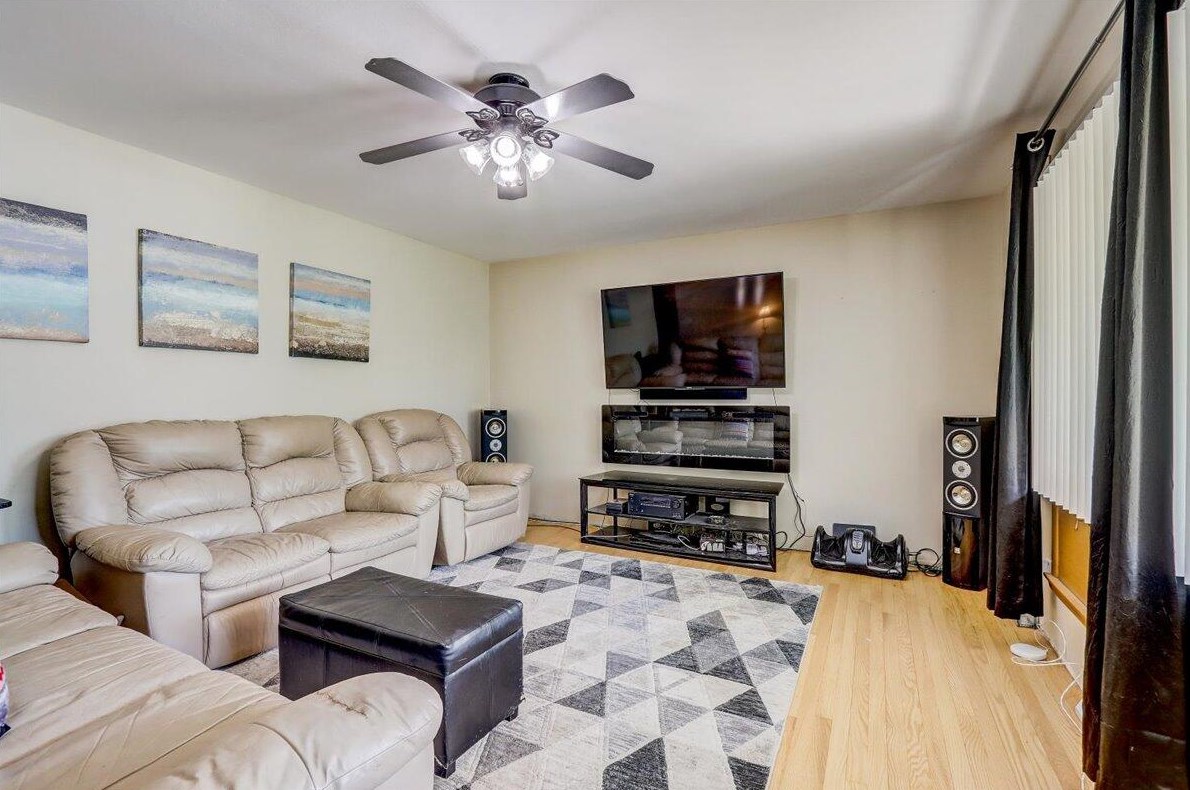 11400 Belmar Dr, Hales Corners, WI 53132-1169