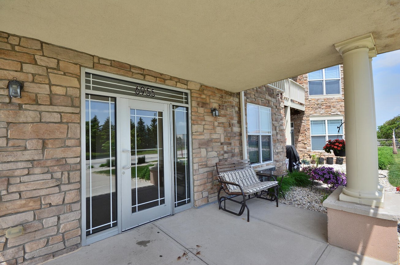 6955 S Riverwood Blvd #n-201, Hales Corners, WI 53132