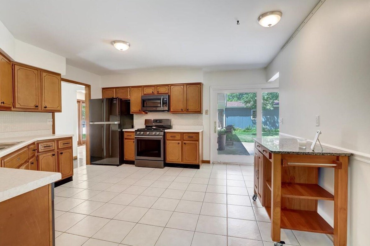 1727 Summit Dr, Lake Geneva, WI 53147