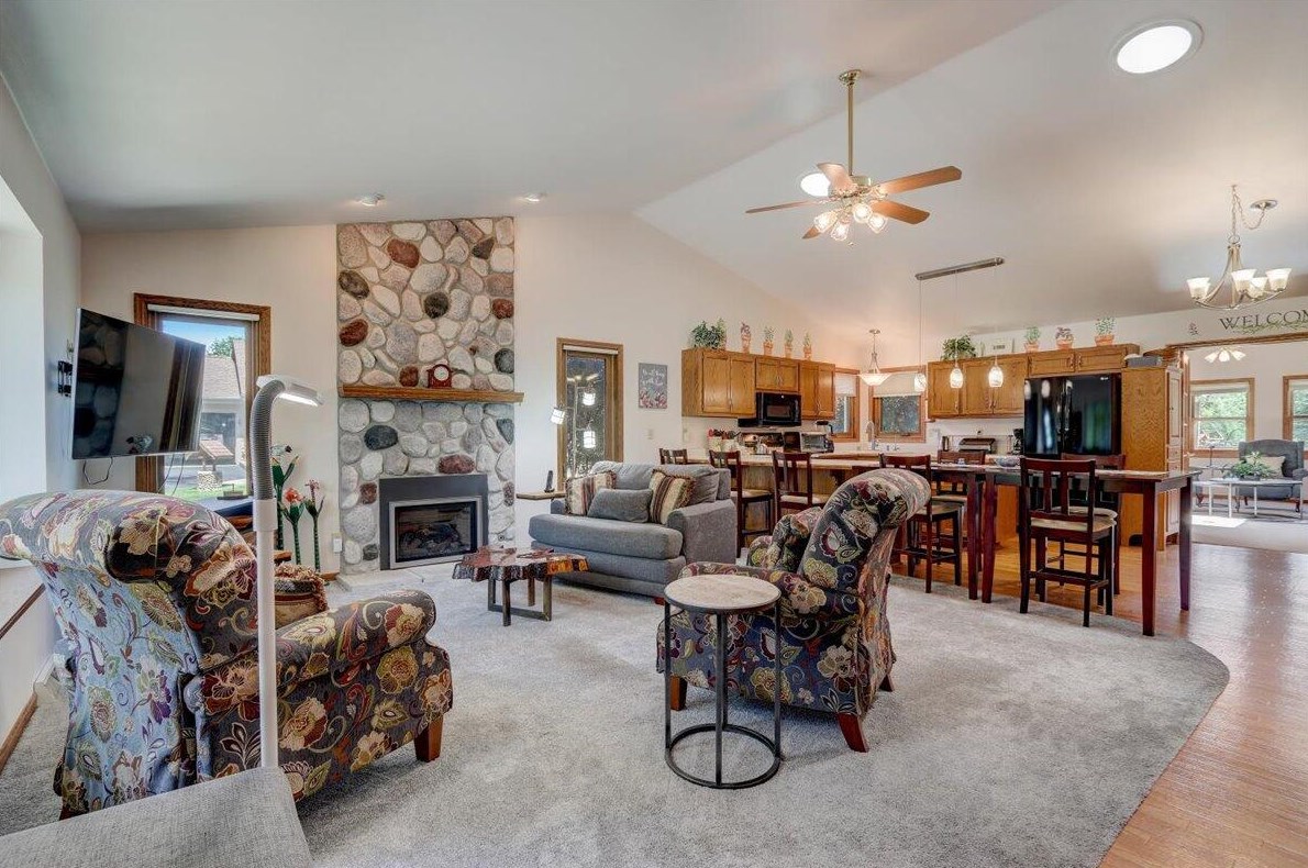 6827 S Loomis Rd, Waterford, WI 53185