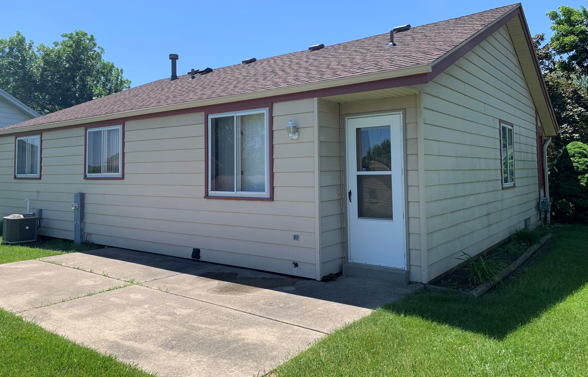 8122 N 97th Ct, Milwaukee, WI 53224