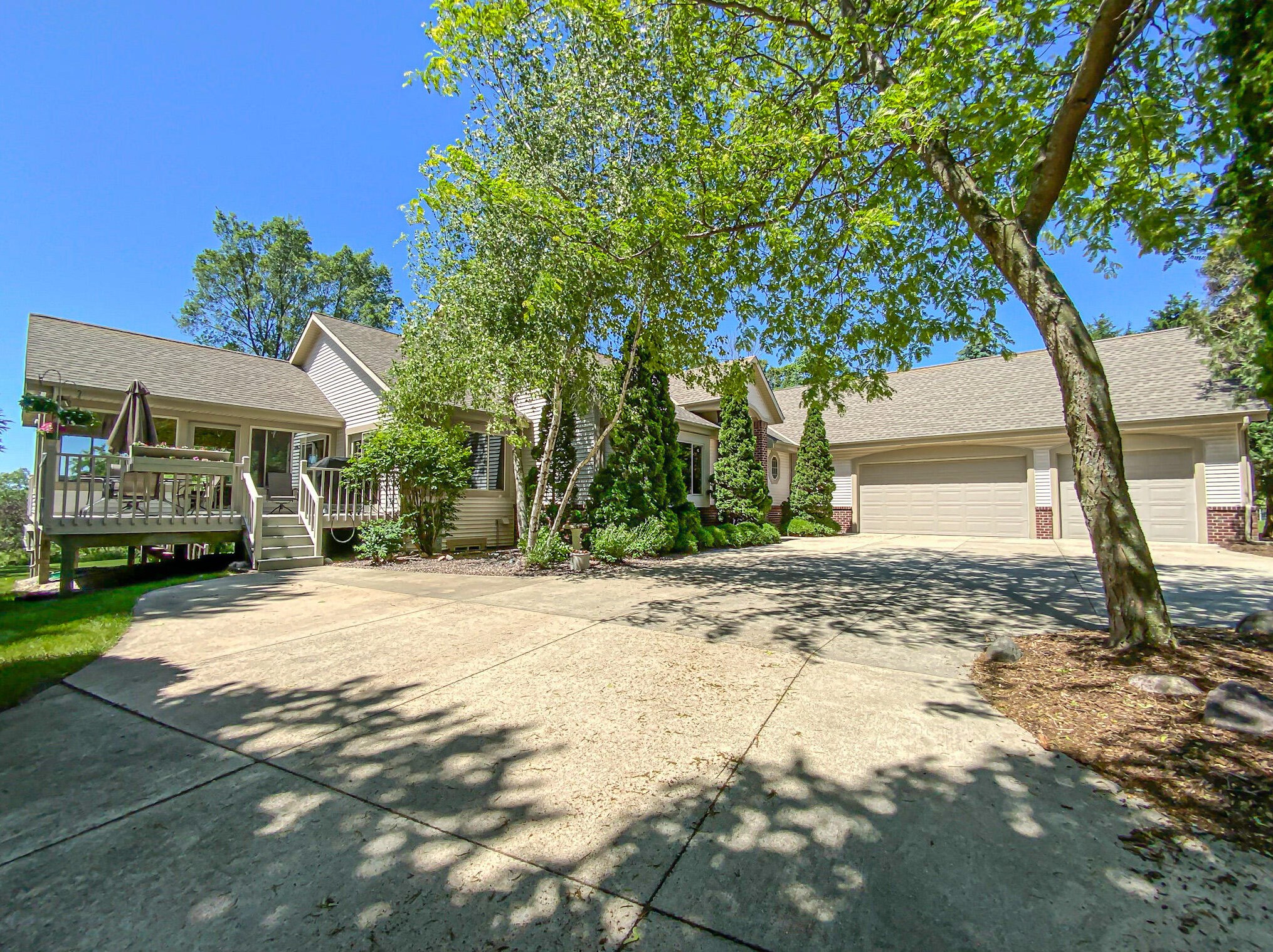 4655 Catherine Ct, Pewaukee, WI 53072-1557