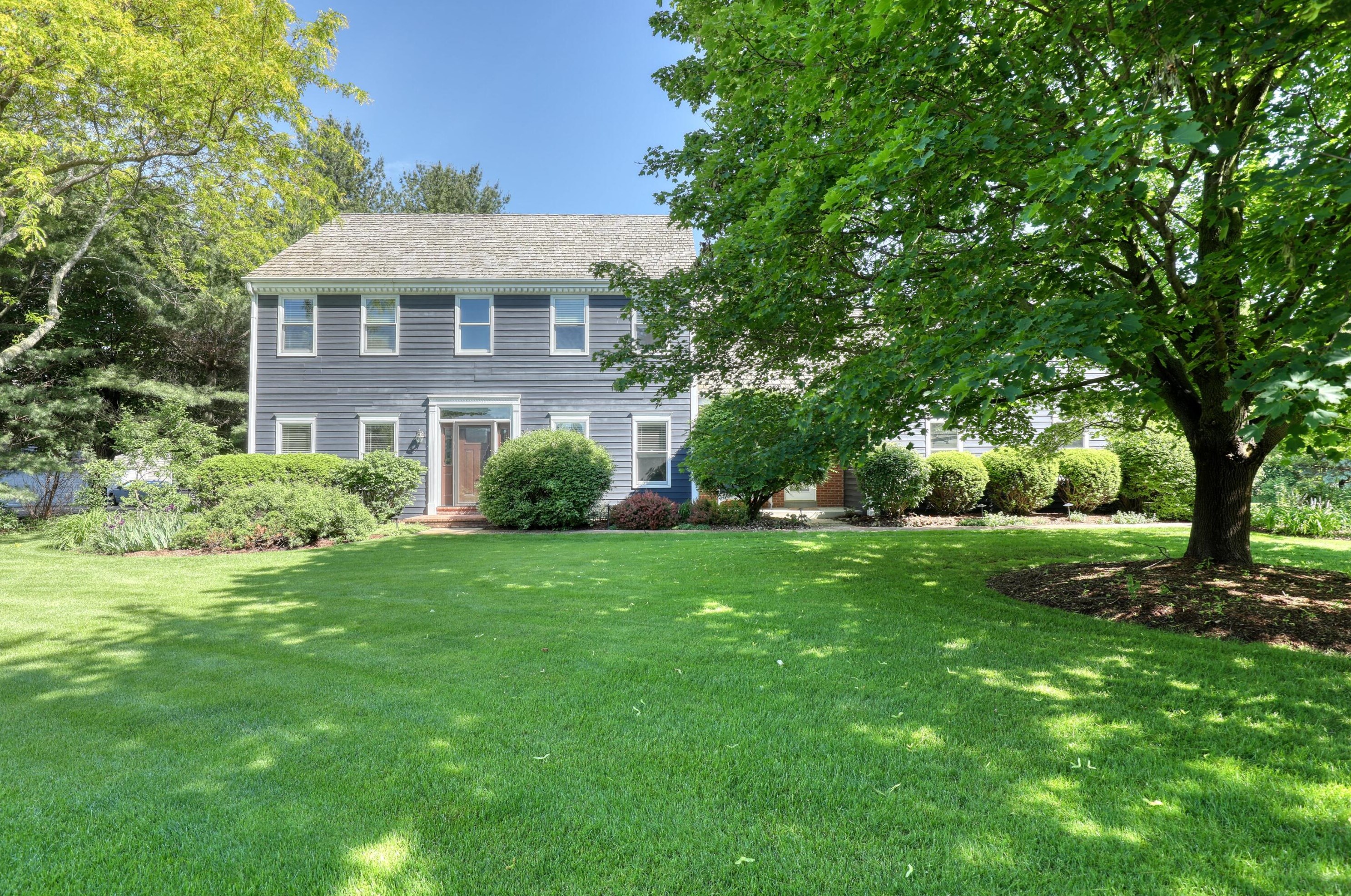 989 Willow Dr, Delafield, WI 53018