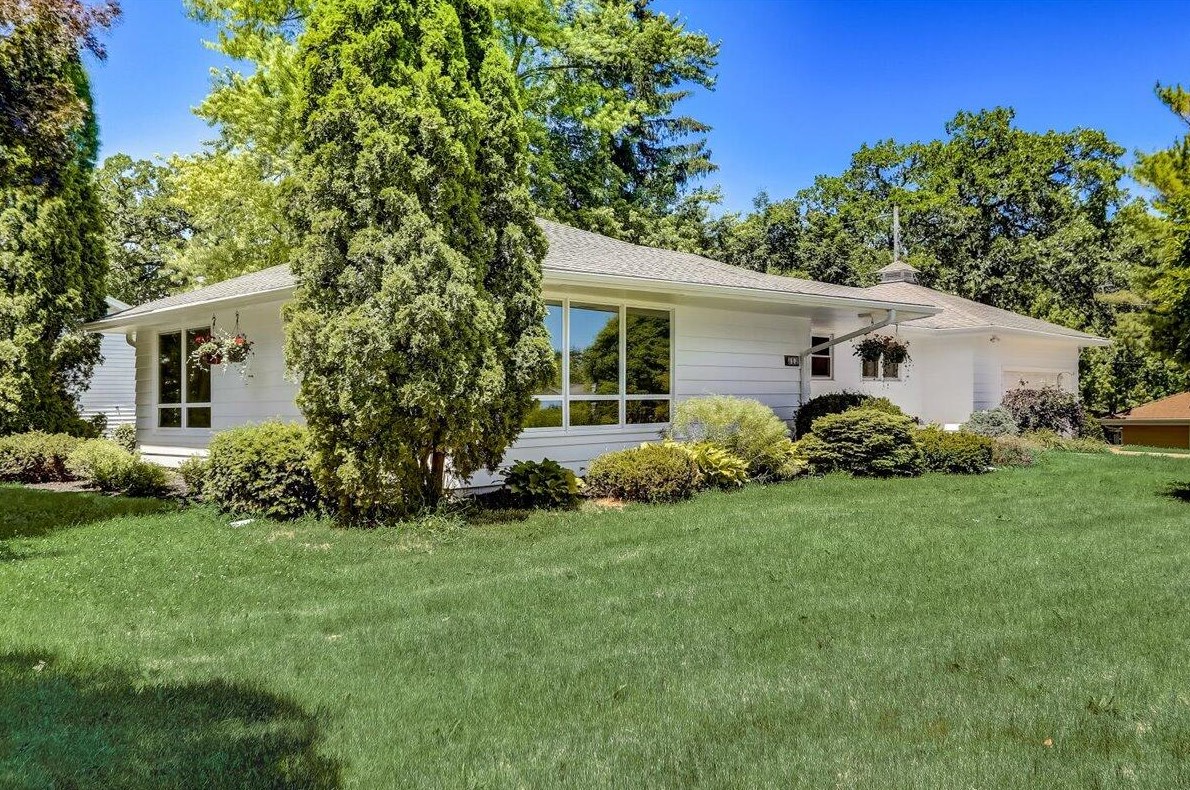 312 Field Dr, Waterford, WI 53185