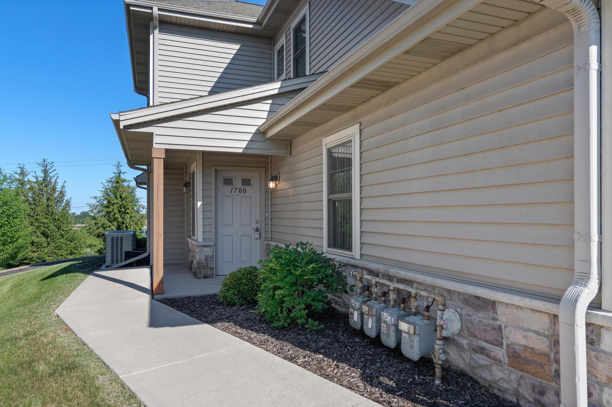 1700 New Port Vista Dr, Grafton, WI 53024-9390