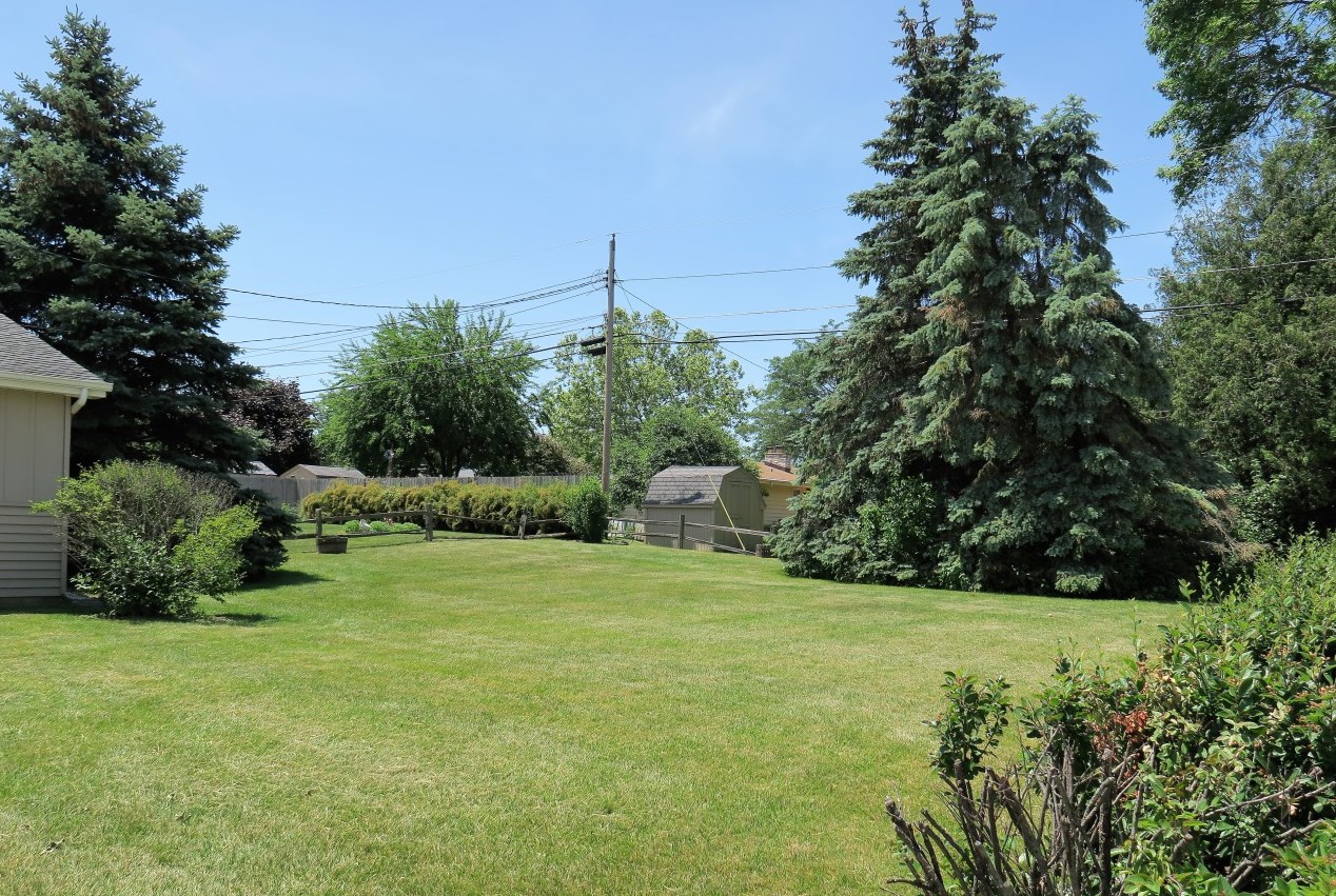 4401 Apple Tree Ln, Racine, WI 53405-1983