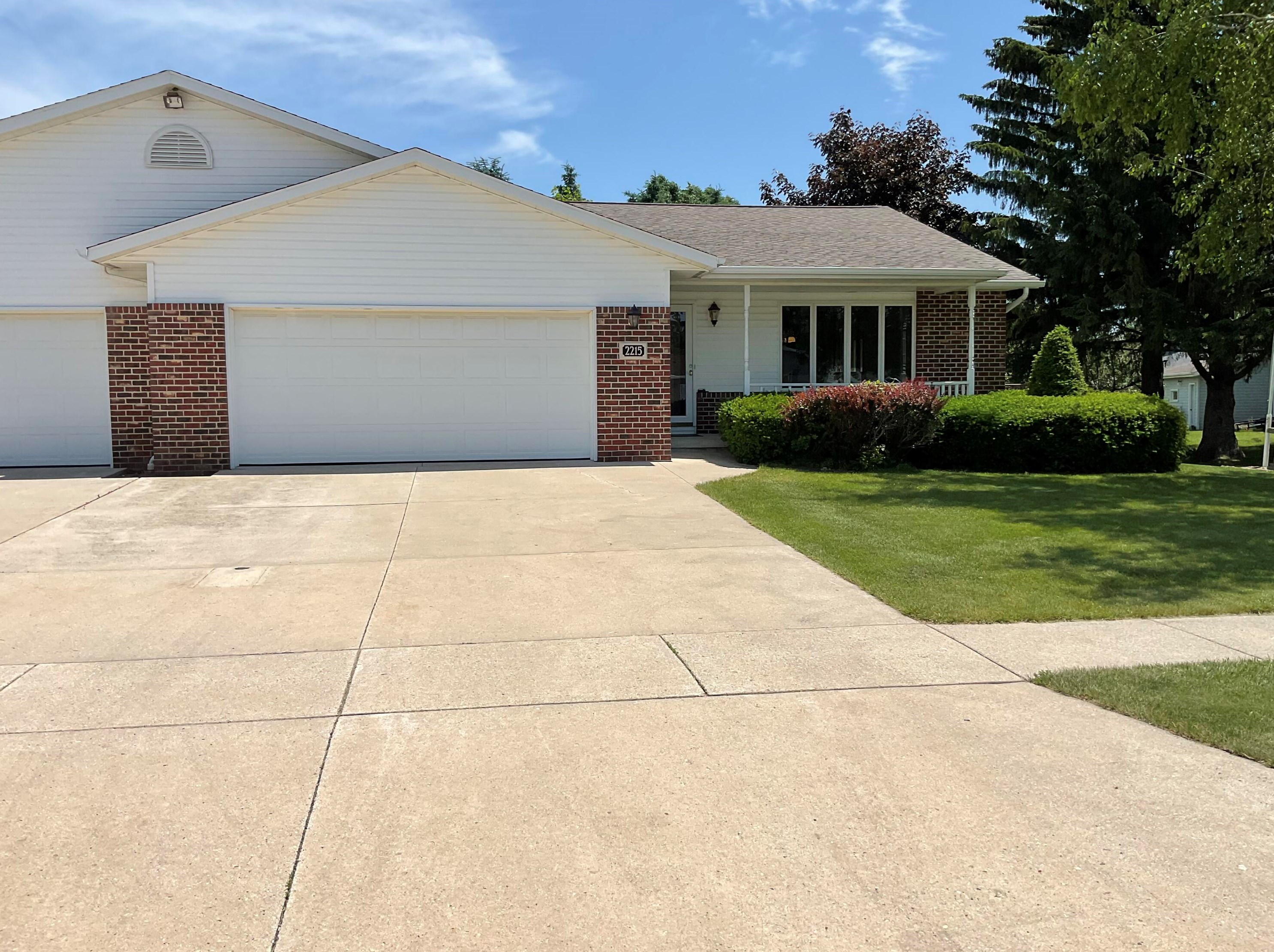2215 Kellner St, Manitowoc, WI 54220