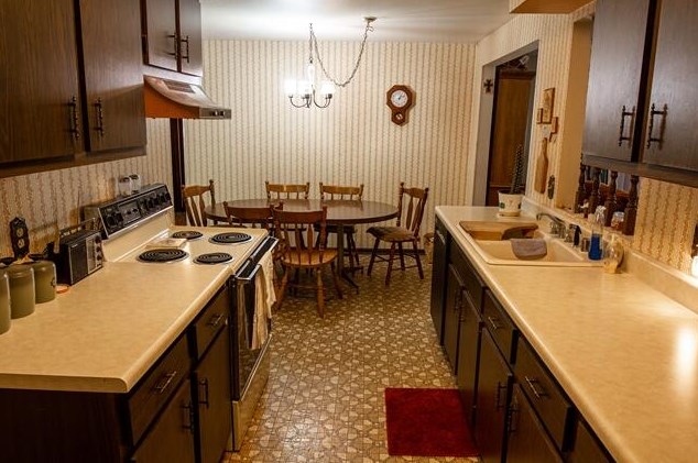 1703 Camelot Blvd, Sheboygan, WI 53081-7517