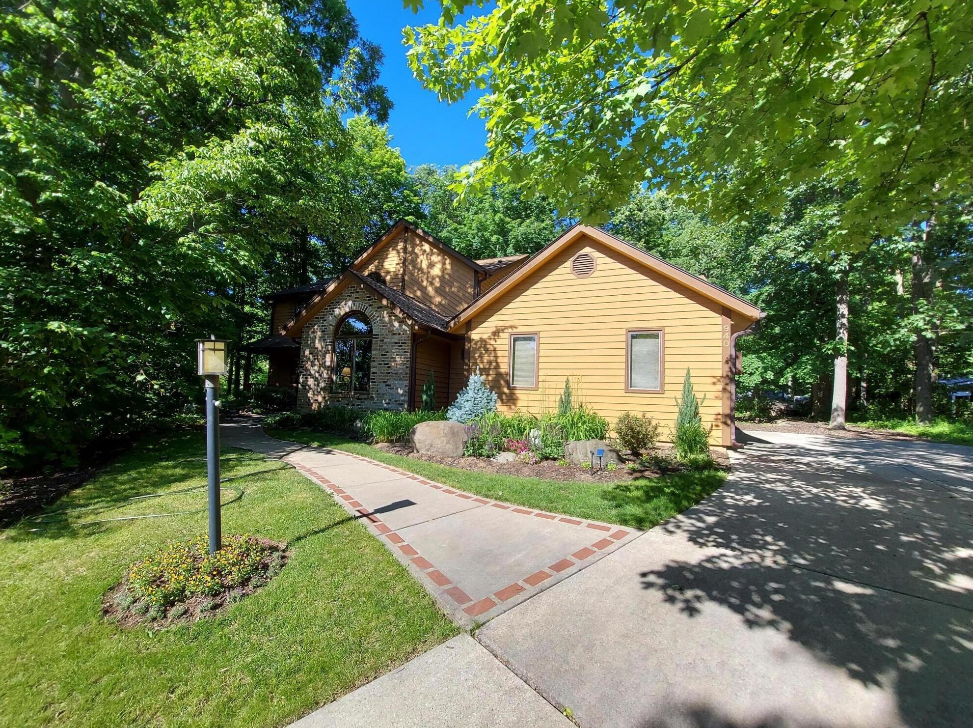 940 Satinwood Ct, Brookfield WI  53005-6852 exterior