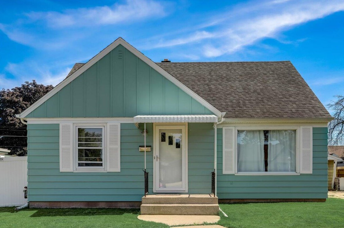 2329 Bate St, Racine, WI 53403-3005