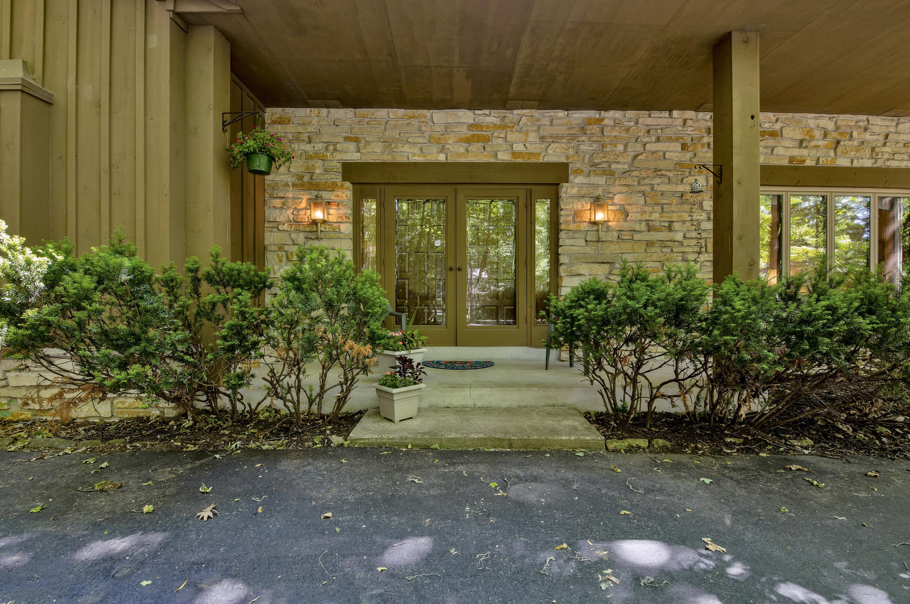 17965 Lisa Ln, Brookfield, WI 53045-1242