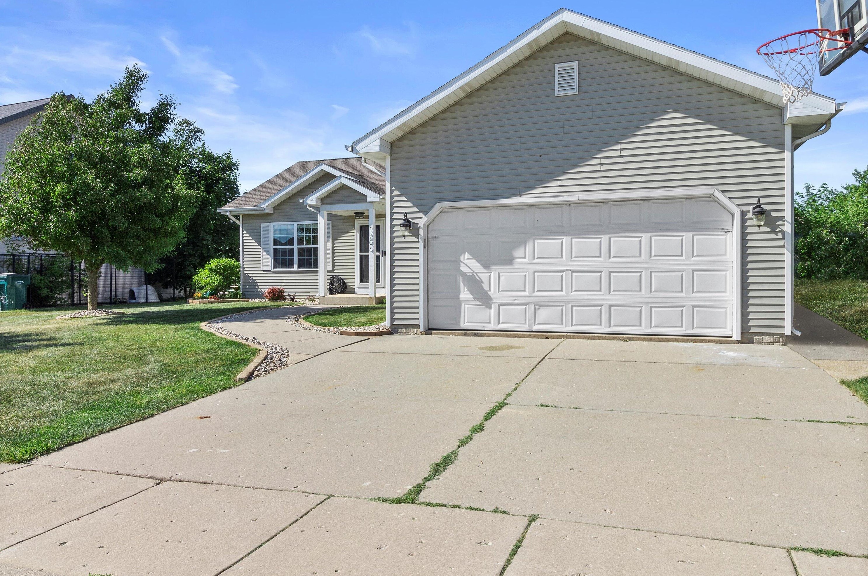 1206 Pinecrest Ln, Elkhorn, WI 53121-2050