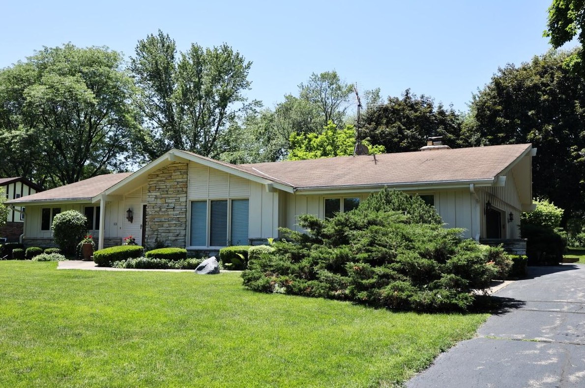 2135 Pilgrim Pkwy W, Brookfield, WI 53005
