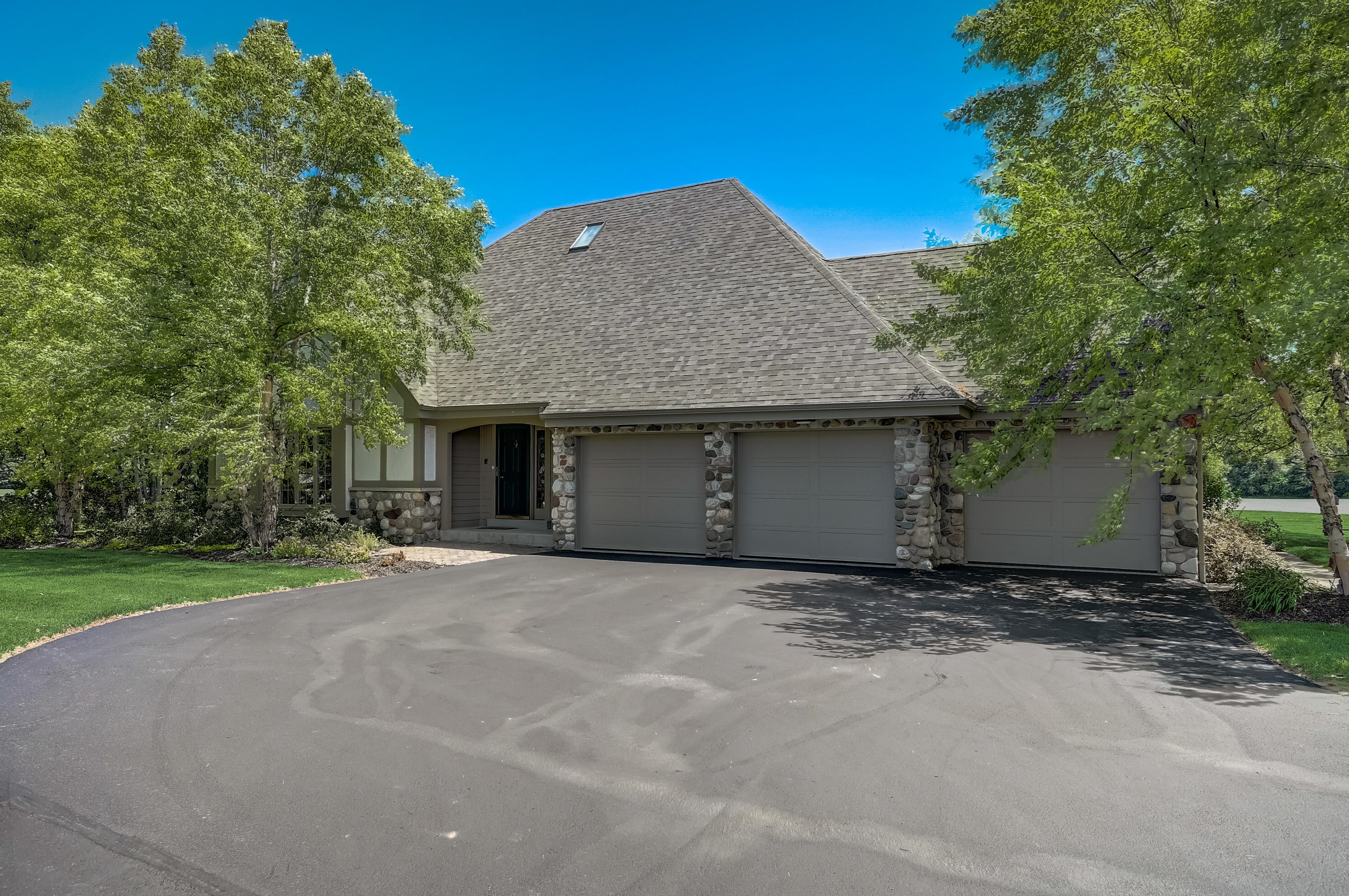 10870 S Nicholson Rd, Oak Creek, WI 53154