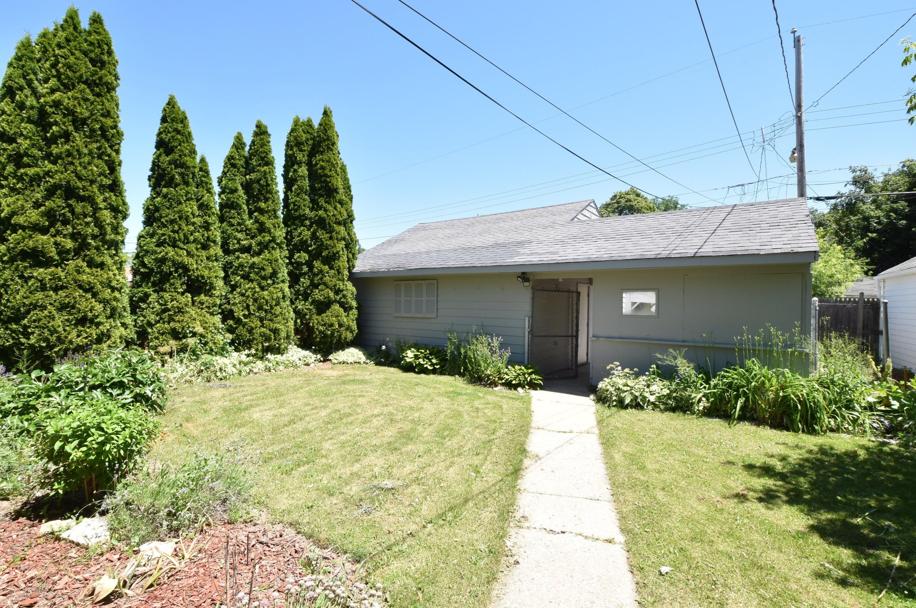 3912 71, Milwaukee WI 53220-2302 exterior