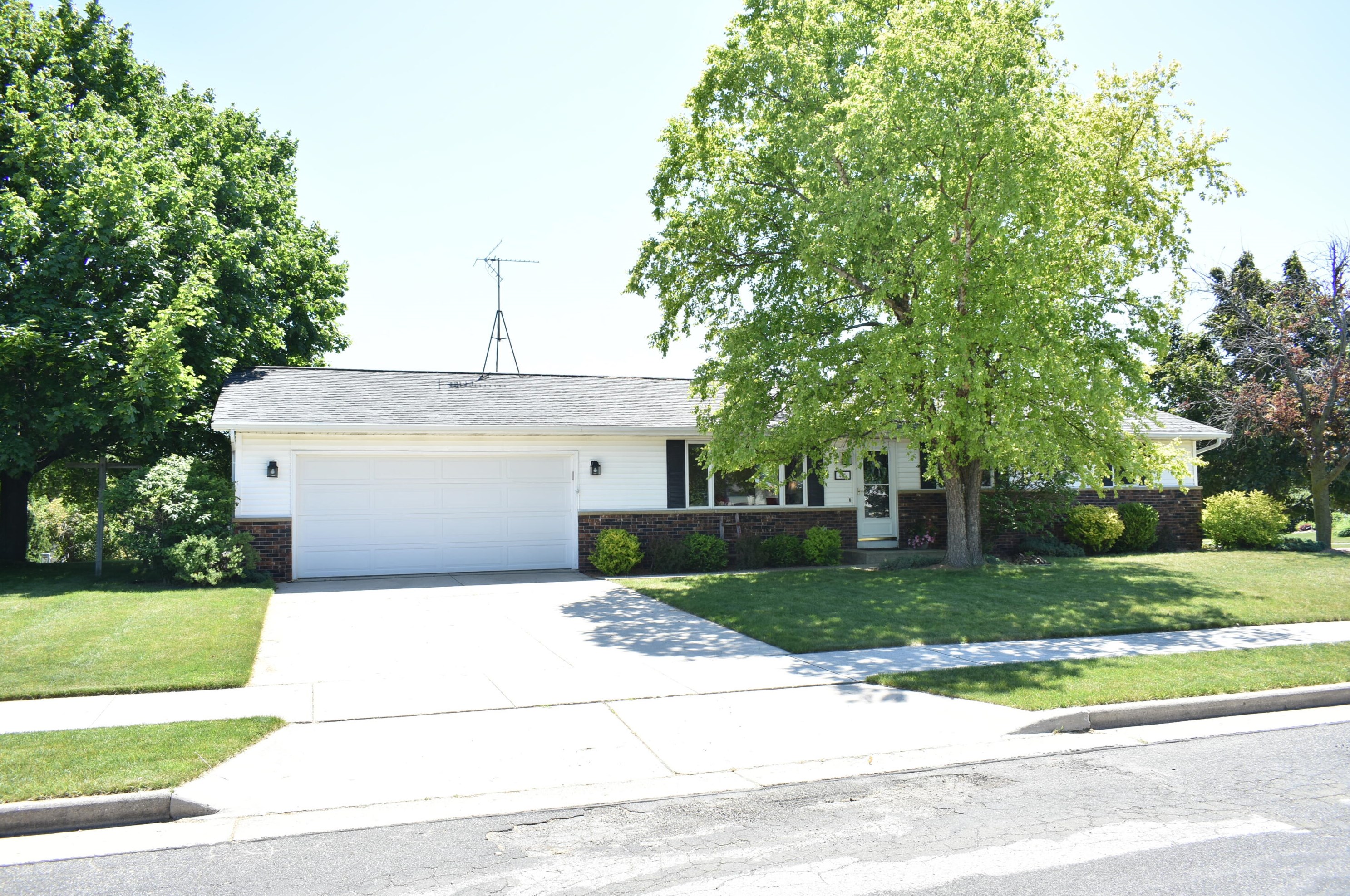 405 14th St, Oostburg, WI 53070-1119