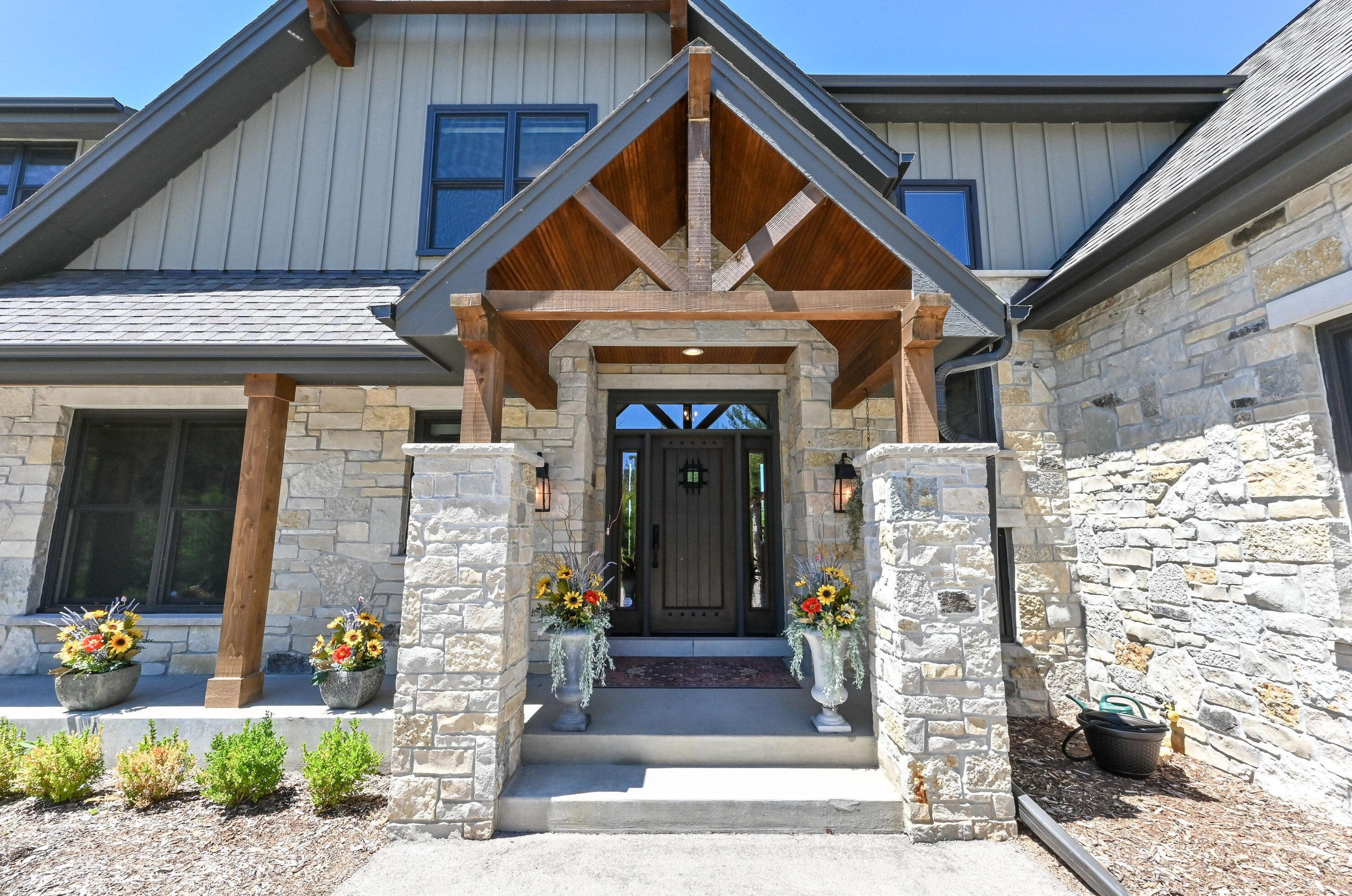 310 W Bonness Ln, Thiensville, WI 53097