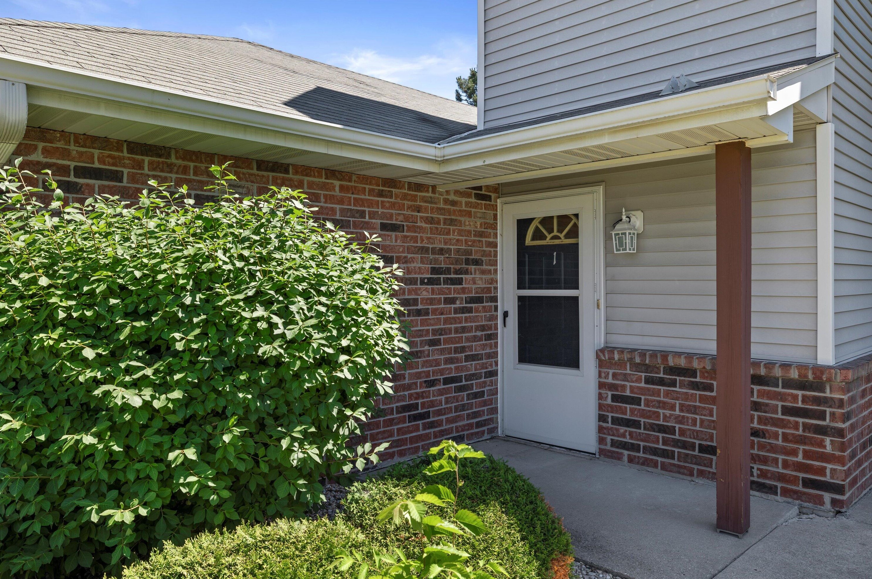 160 Aspen Ct, Oak Creek, WI 53154-4450