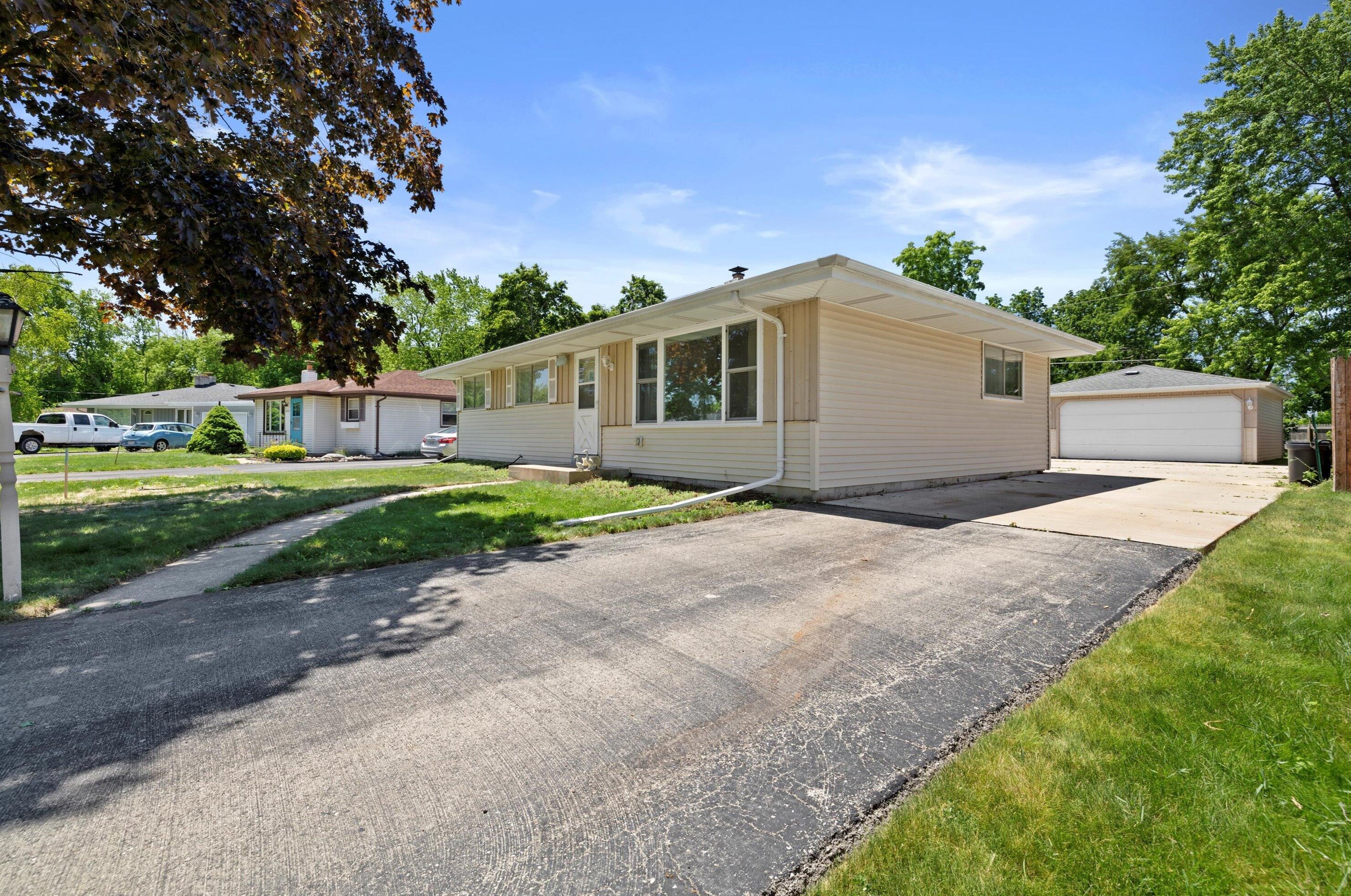 4832 Wedgewood Dr, Racine, WI 53402-2432