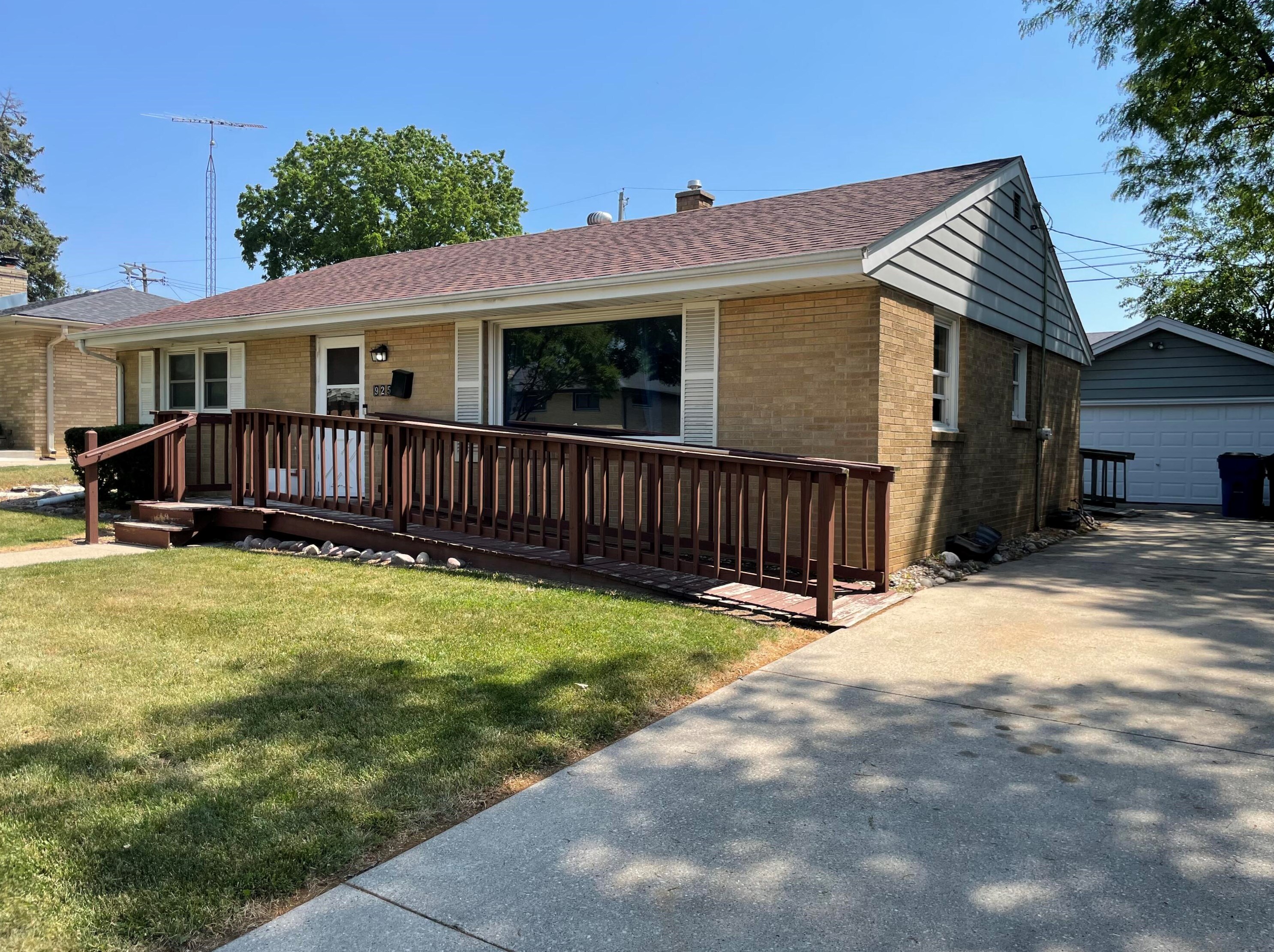 925 Crab Tree Ln, Racine, WI 53406-4107
