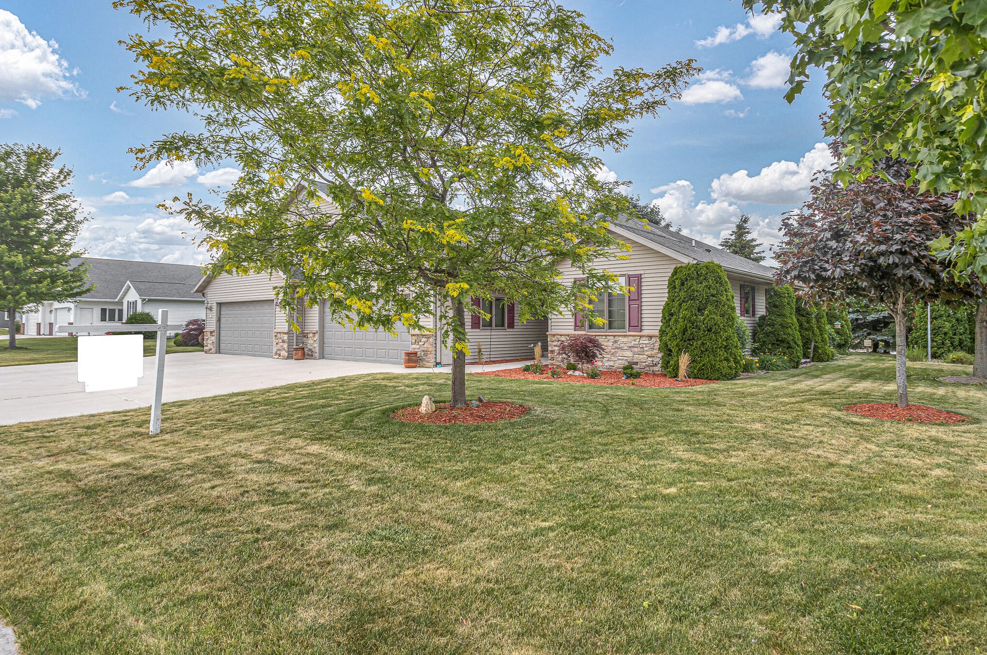 106 Eastfield Dr, Oostburg, WI 53070-1483