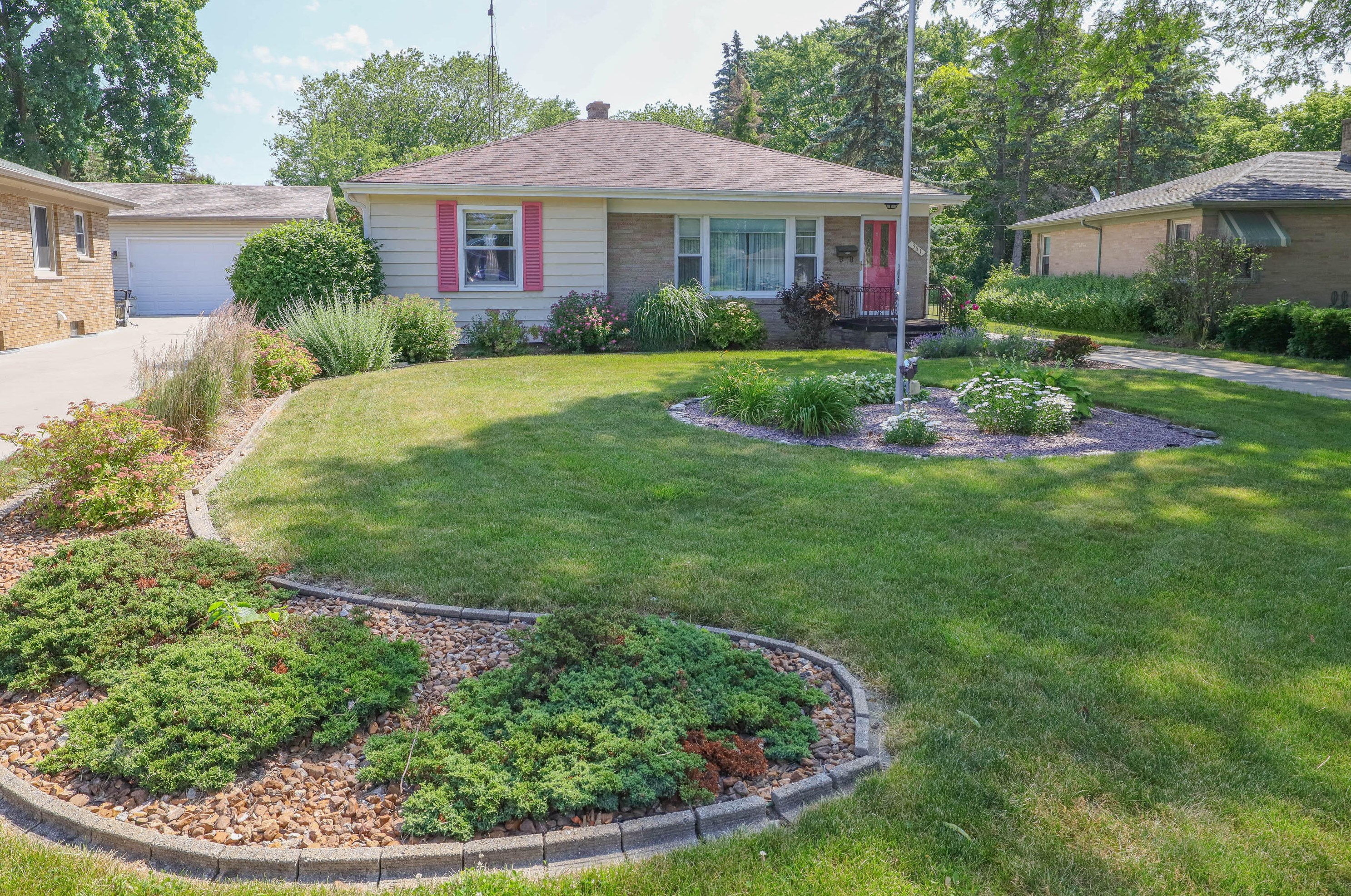 351 Merrie Ln, Racine, WI 53405-2027