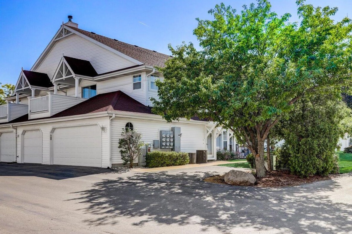 3154 Wood Rd, Racine, WI 53406-5374