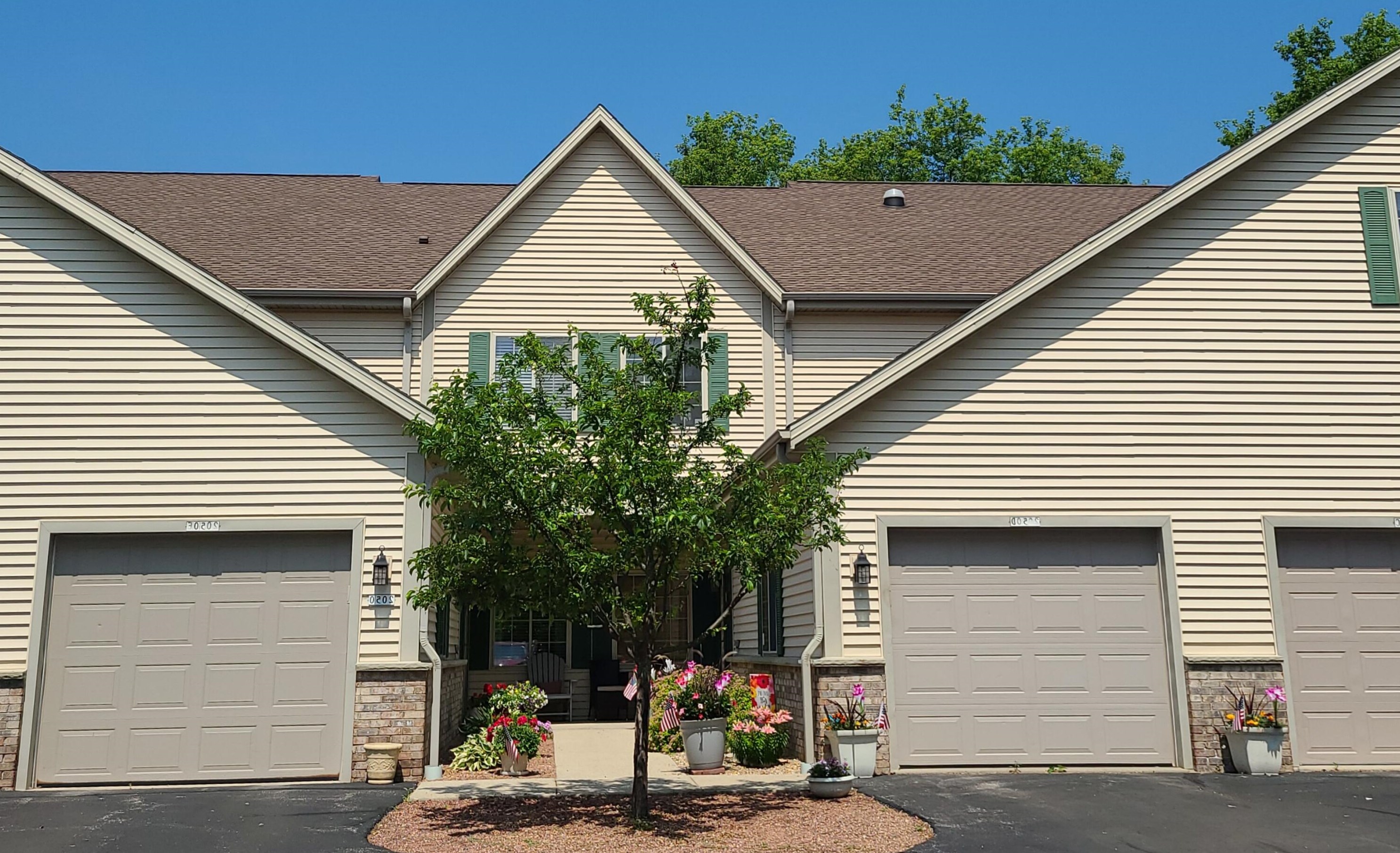 2050 Pine Ridge Ct, Grafton, WI 53024-3108