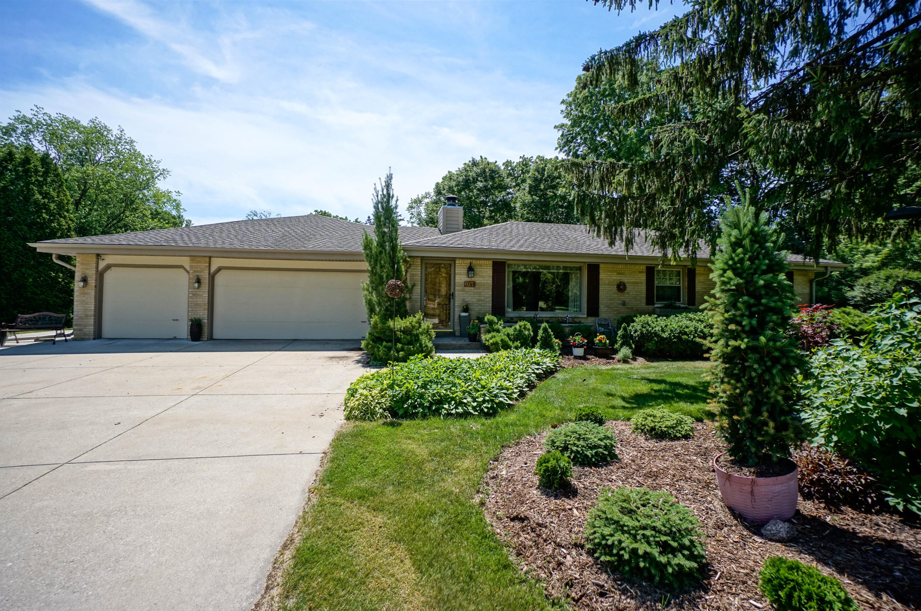 3760 Shadybrook Pl, Brookfield, WI 53005-2262