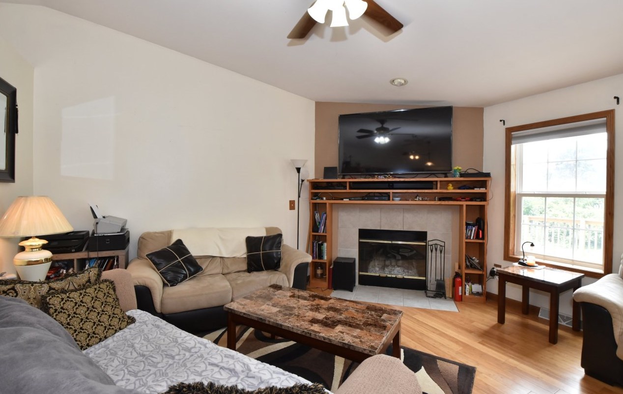 605 Broadmoore Dr, Hartford, WI 53027-2736