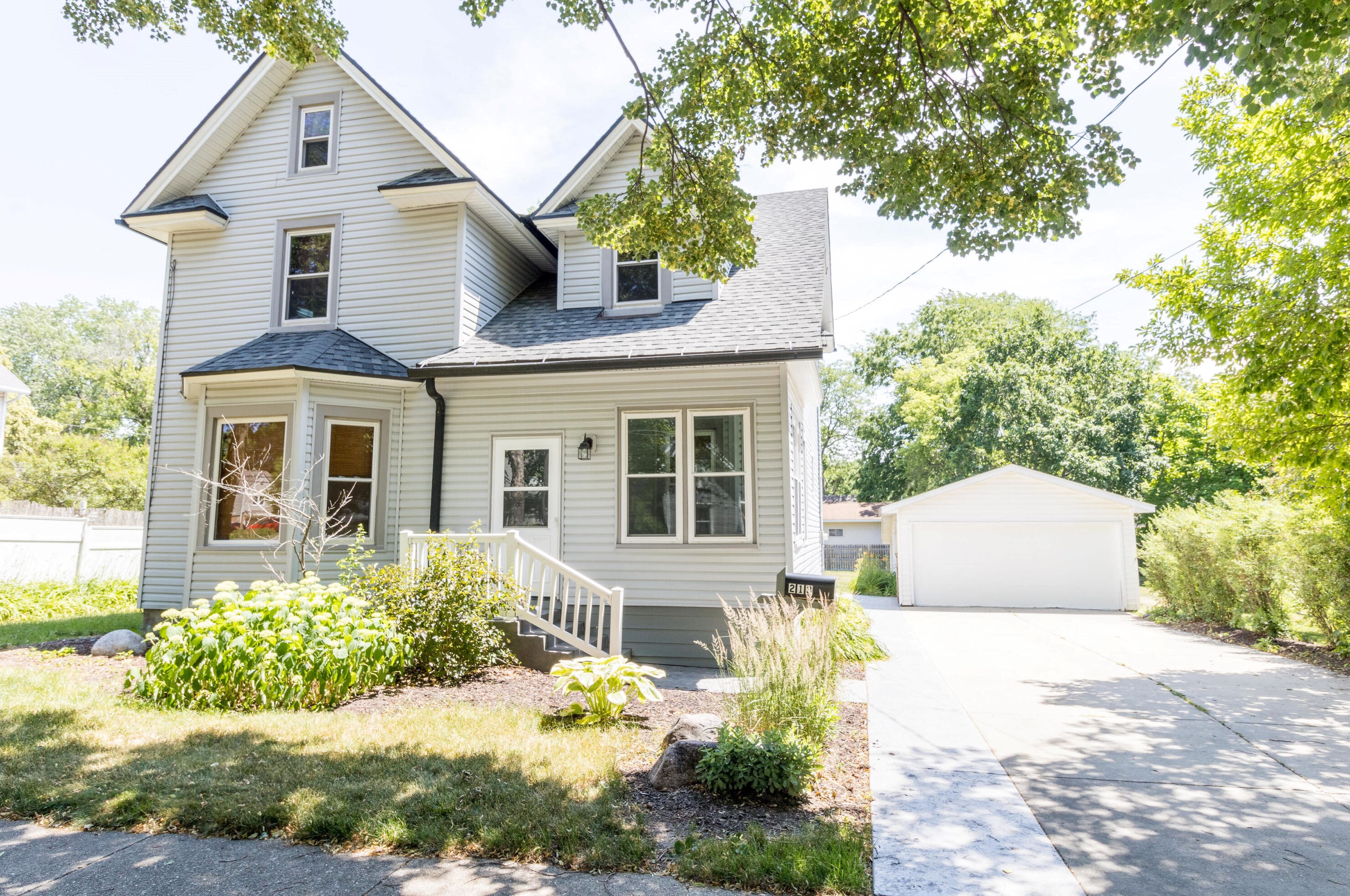 213 7th St, Delavan, WI 53115-1219