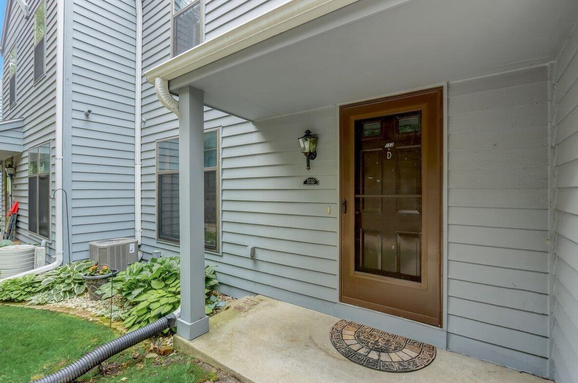 353 Lexington Ct, Pewaukee, WI 53072-3994