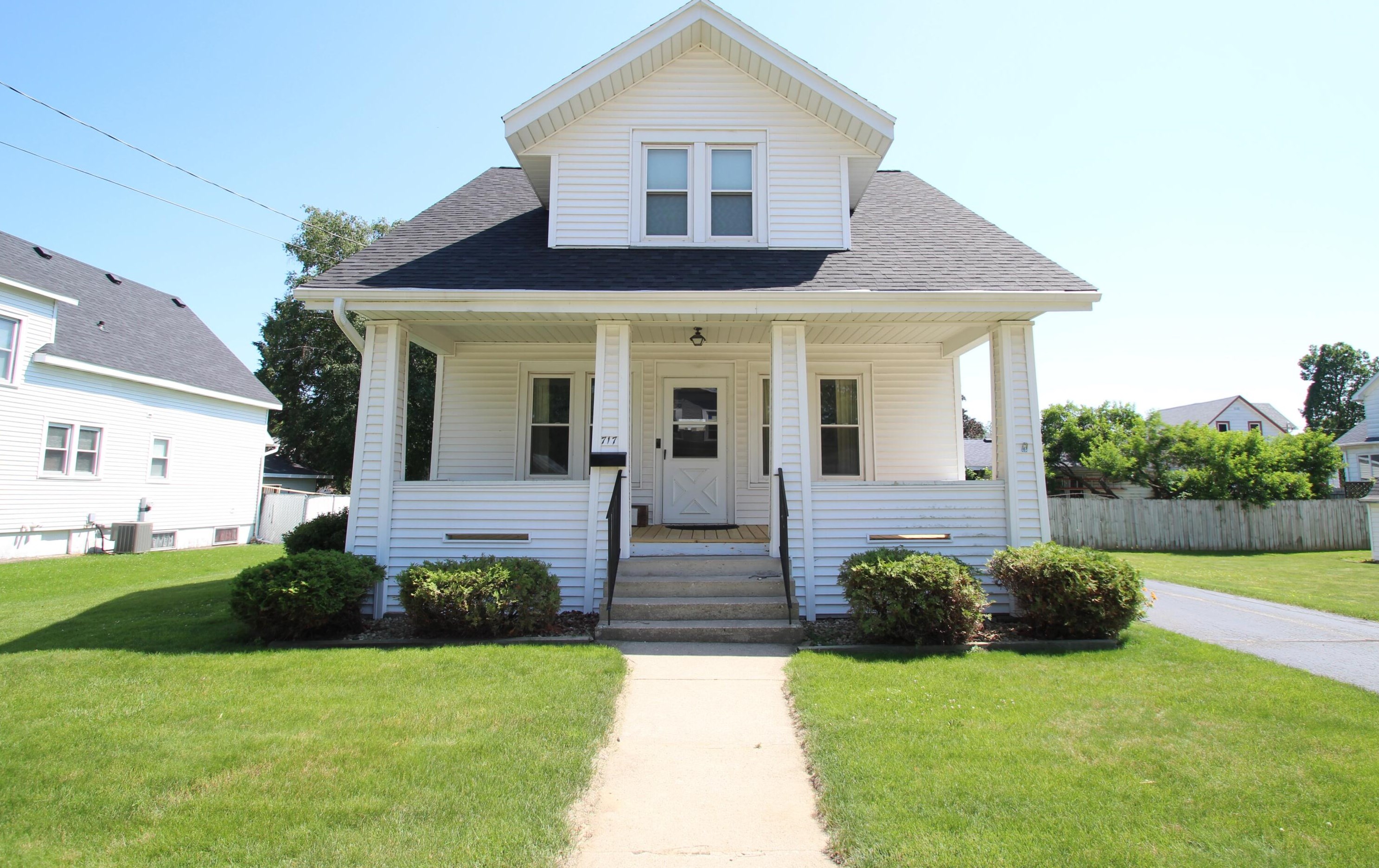 717 Charles St, Fort Atkinson, WI 53538-1609