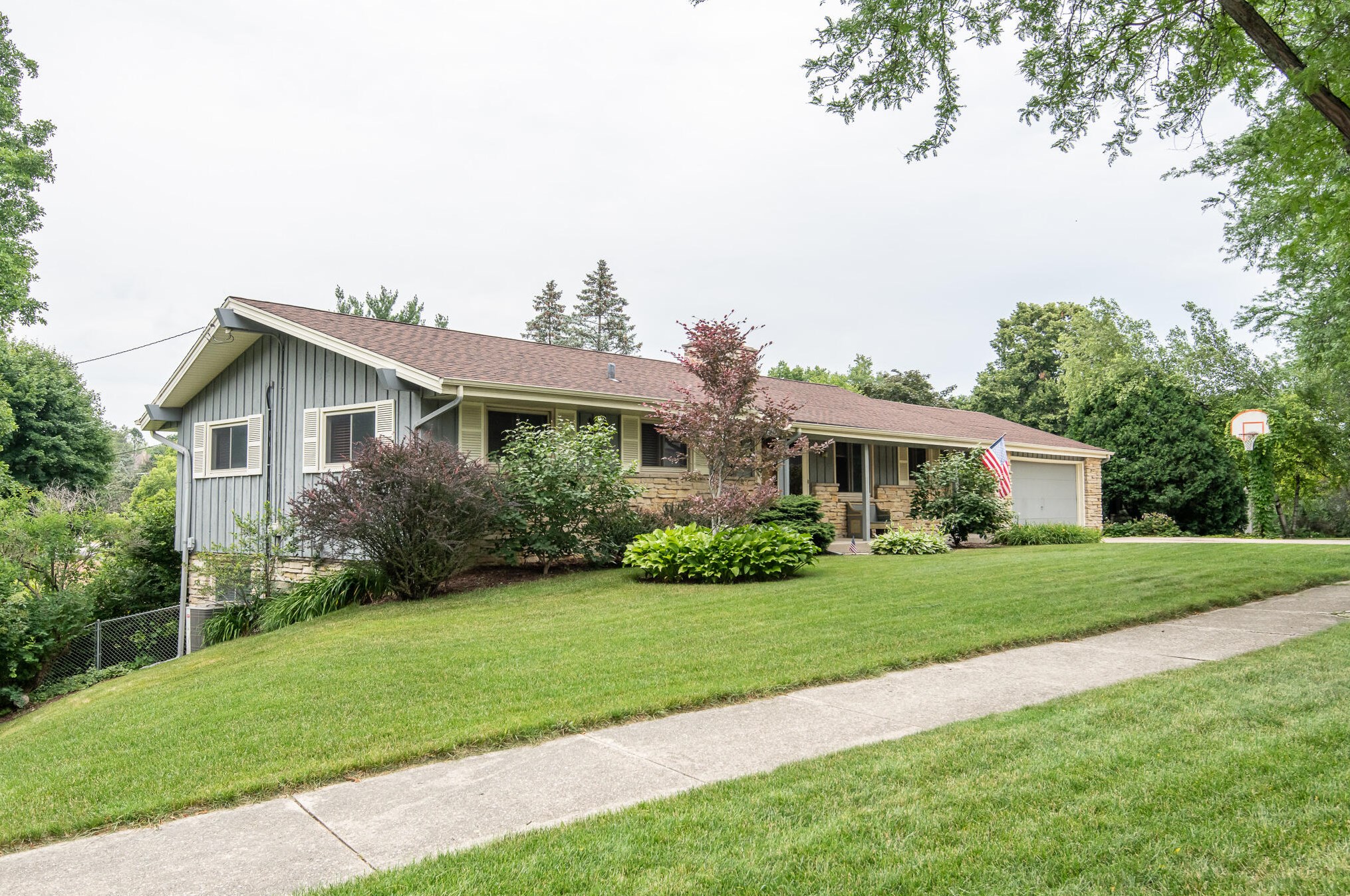 426 Westminster Dr, Waukesha, WI 53186