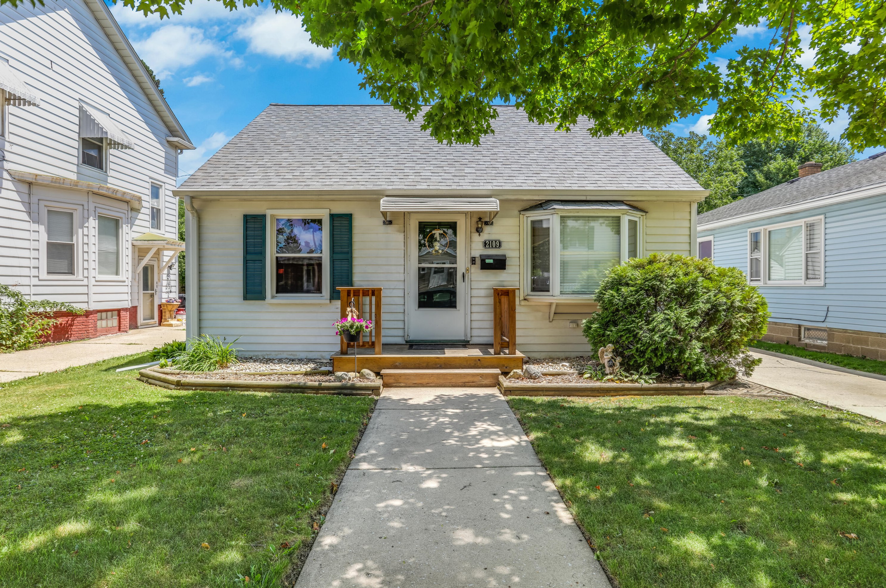 2109 Summit Ave, Racine, WI 53404-2150