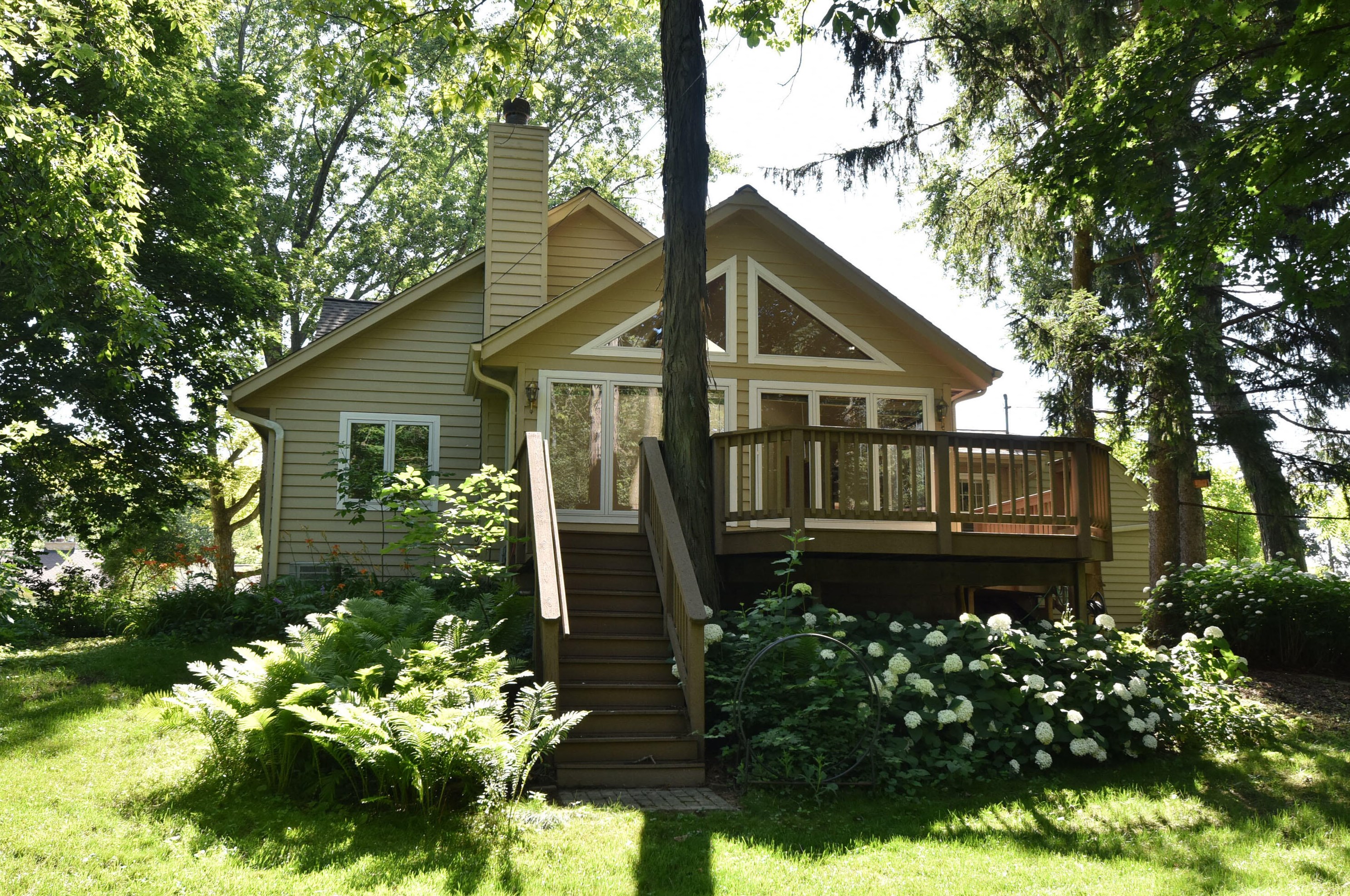 1015 Forest Ln, Brookfield, WI 53005-6894