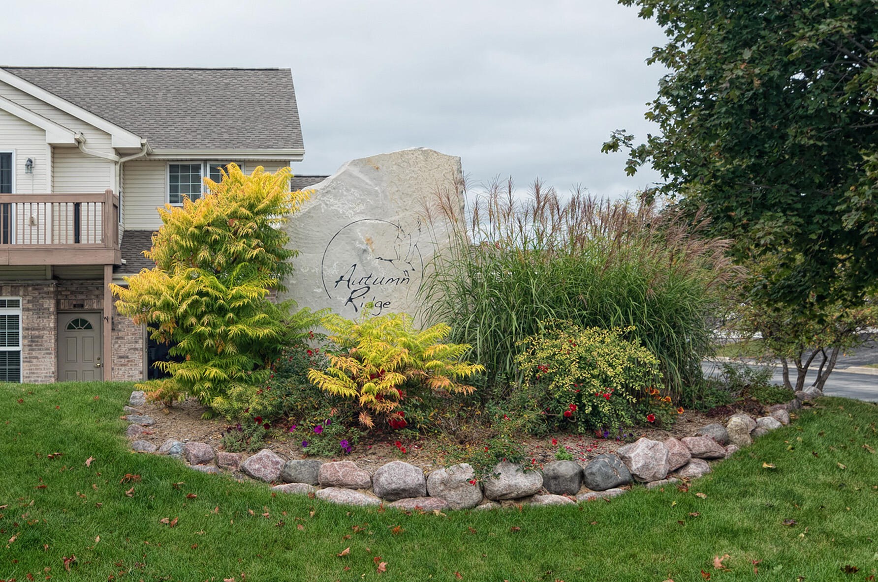 9239 51st St, Hales Corners, WI 53132-9275