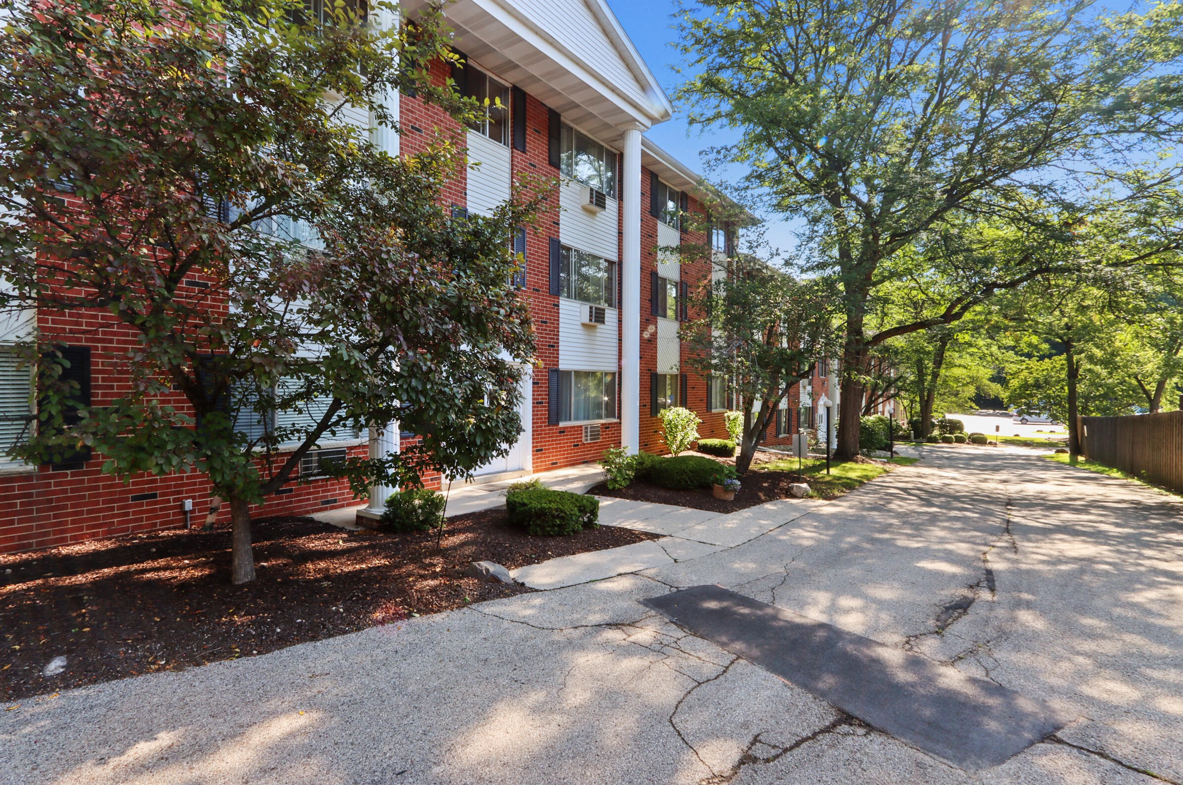 255 Elmwood Ave #105, Lake Geneva, WI 53147