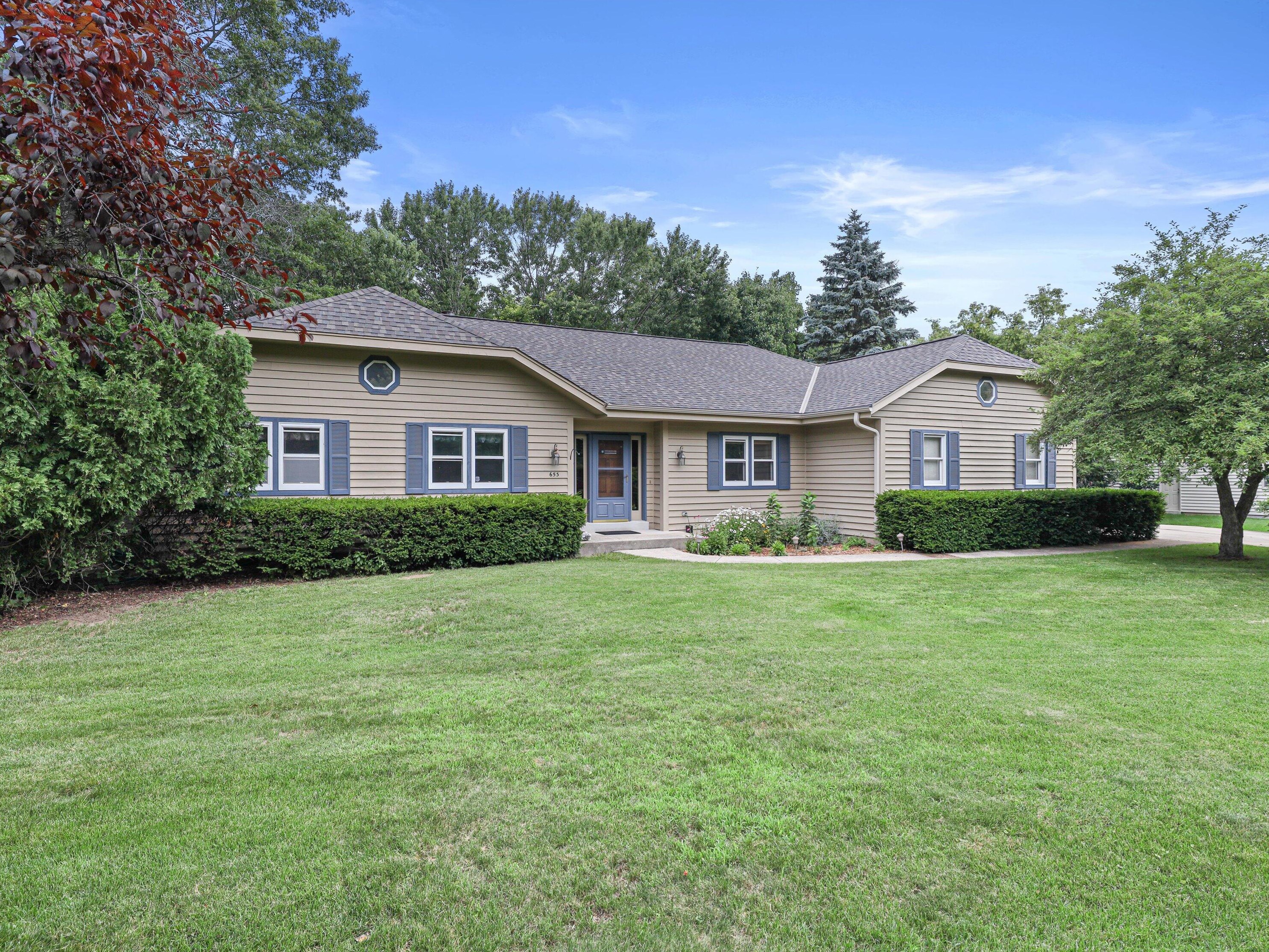 653 Kahen Ct, Chenequa, WI 53029-2528