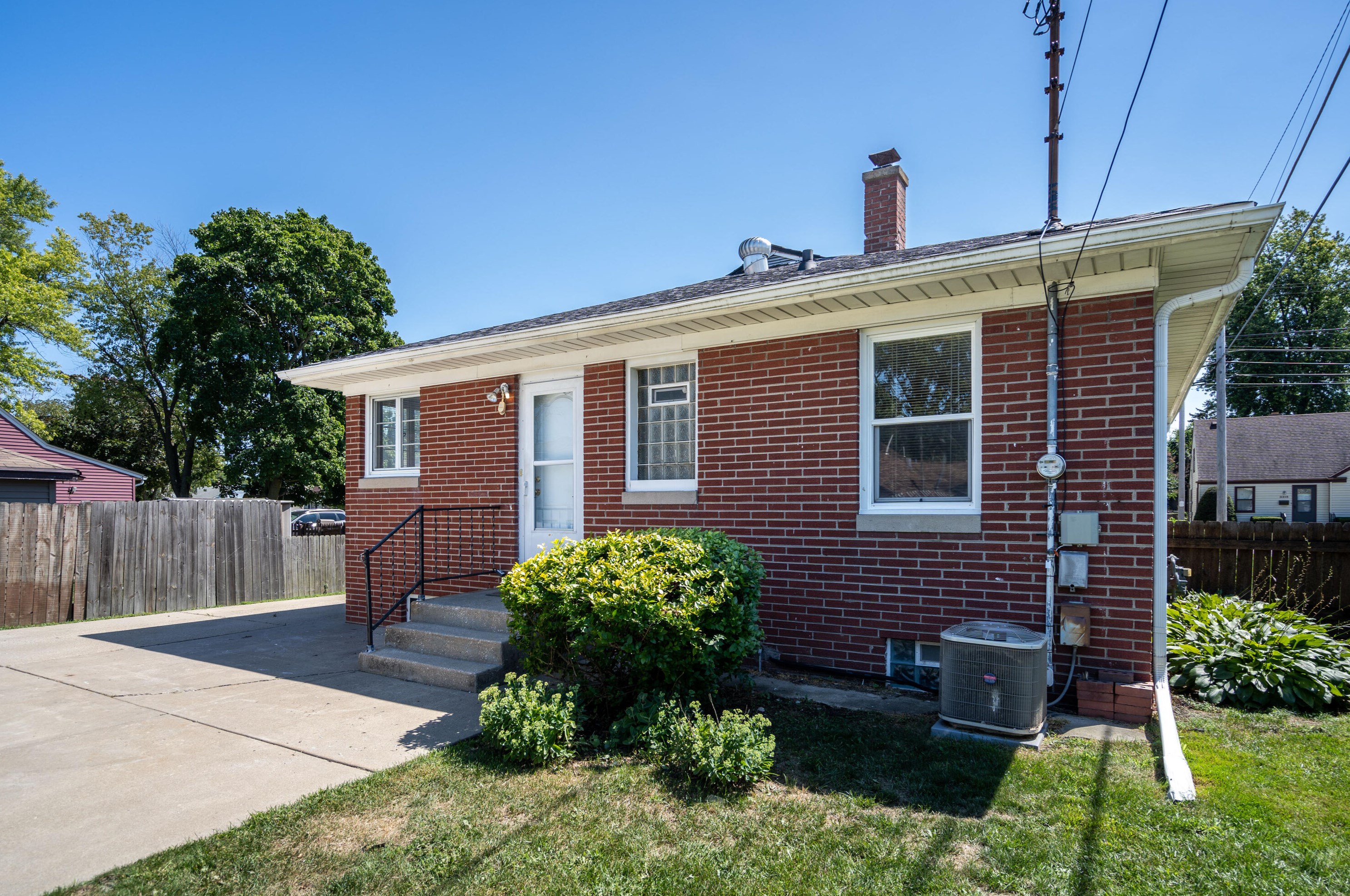 3310 21st St, Racine, WI 53405-3822