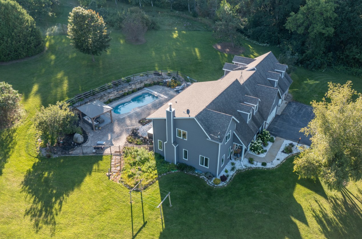 7627 Pond View Ln, West Bend, WI 53090