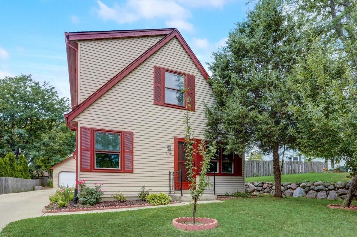 1708 Marliz Dr, Waukesha, WI 53189