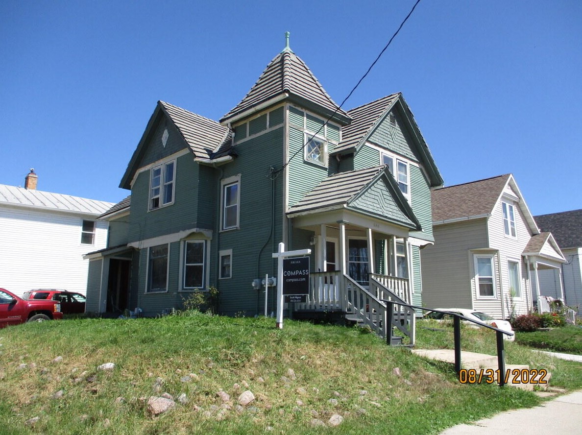 524 Buffalo St, Manitowoc, WI 54220