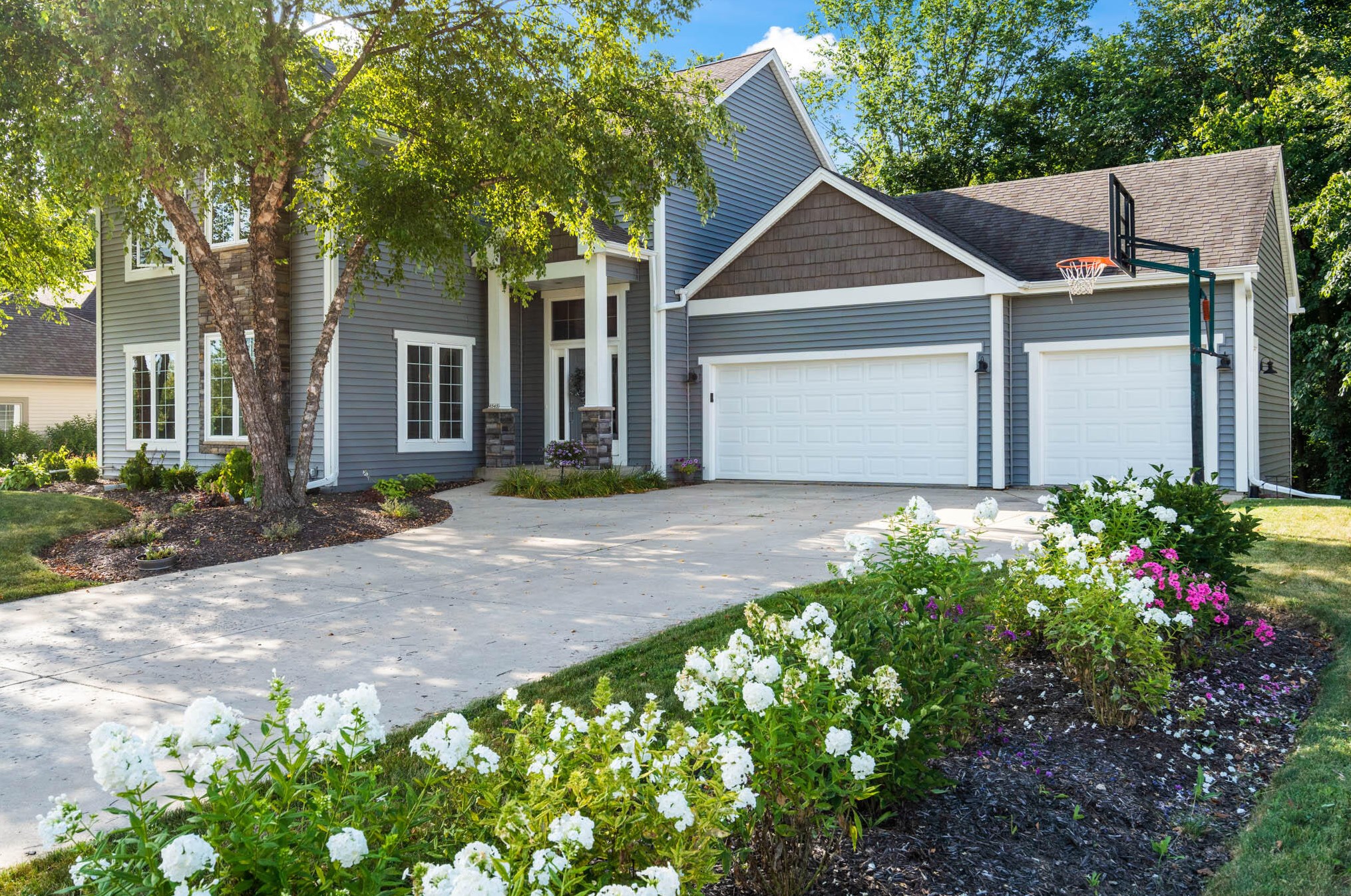 4545 Jenna Dr, Hales Corners, WI 53132-7600