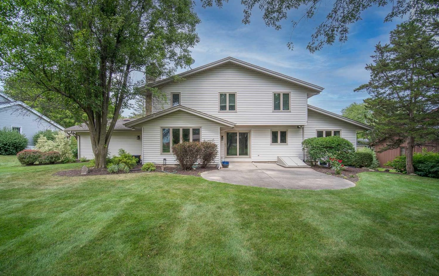 5611 Gatewood Ln, Greendale, WI 53129