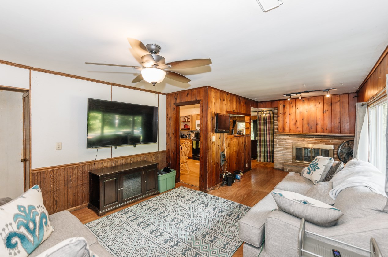 4635 Youngblood Rd, Racine, WI 53405-1161
