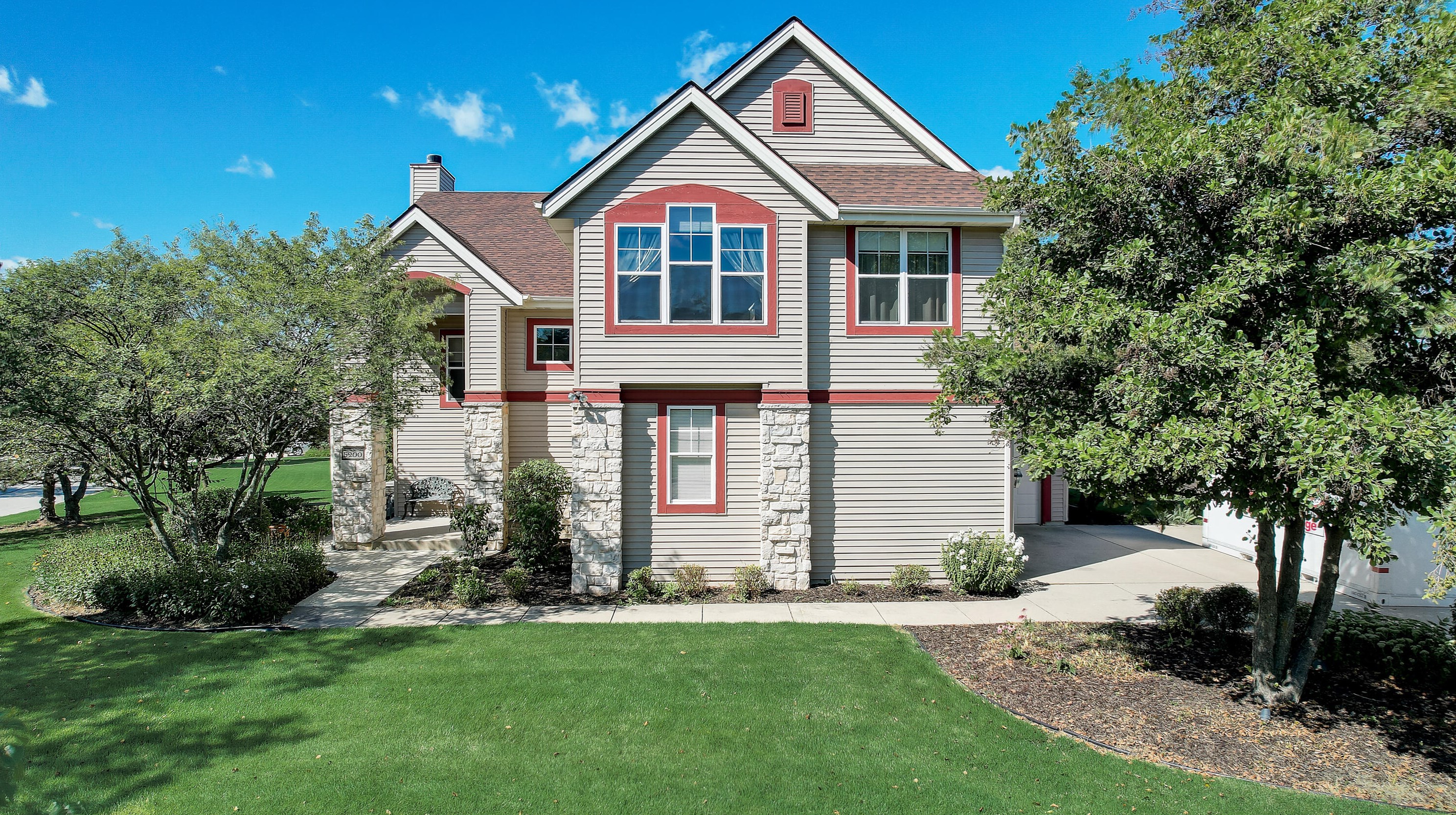 5200 Princeton Dr, Hales Corners, WI 53132-9425
